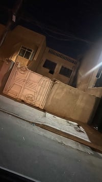 بيت للبيع في السيدية شارع النخل مقابيل السريع يحتوي على ثلاث غرف نوم ص...