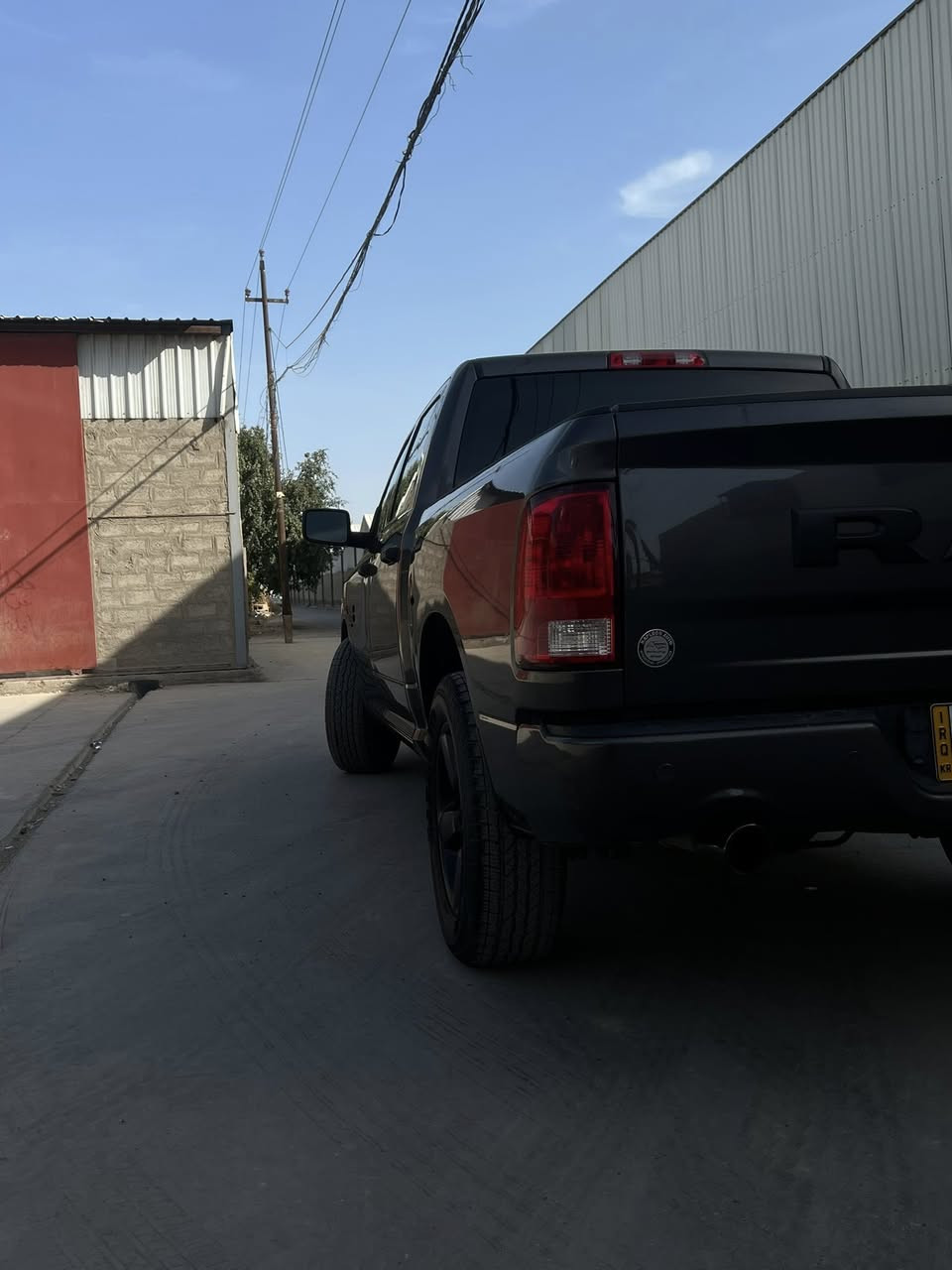 السلام وعليكم رام موديل2022
باب طويل بدي قصير المرغوب السياره بسمي تحويل ثاني يوم 
لون نفطي حيل حلو السياره كاعده تخبل تايرات نضيفه ما صار هواي من بدلتهن مكينه ٥٧٠٠ ￼ممشه السياره 57 كيلو متر السياره وارد كنده حادثه باب وجاملغ امامي صفحه الراكب جاملغ مبدل وباب مصبوغ بدون يرباك كلهن سليمات السياره ما مبرمجه ابد بحاله الشركه 

مكان السياره بغداد رقم اربيل 

سياره حيل حلوه مواصفات حلوه

كشنات تدفئه تبريد 
ستيرن تدفئه 
مرايات جانبيه مانع ضباب 
كامره خلفيه 
شاشه متوسطه تدعم كار بلاي
حساسات خلفيه 
بيه مكانات تخزين هواي +جربايه بيه 
تثبيت سرعه 
مانع نزلاق 
تشغيل عن بعد 
شاشه اعطال متوسطه
كير موس
تبريد قطعتين 
حصان بل نص مو كشن اضافي 

السياره مطلوب بيه ٢٧٥$ وبيه مجال 

هاذه رقمي لتواصل 
***********
