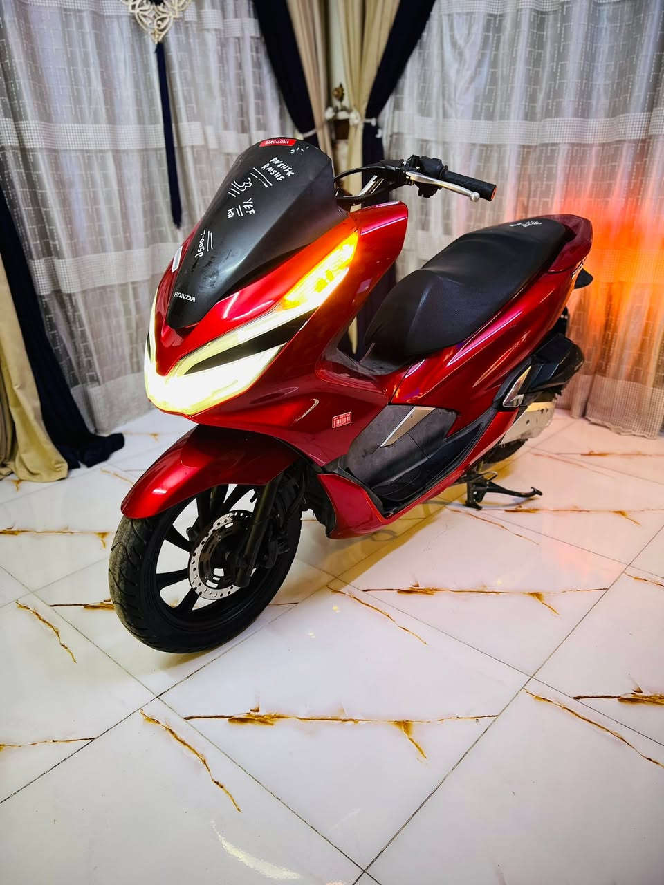 السلام عليكم دراجه PCX ياباني الجيل الثالث للبيع مكينه 150 حساس ازدحام بصمة دكمتين ياباني الاصلي دراجه مكفولة كفاله عامه مال جناي مكينه برغي ممفتوح بيه شلعه معدل فول ماشي 1000 حقيقي السعر مليون 850بيه مجال بسيط عنواني بغداد للاستفسار ***********

