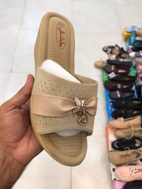 عندي شلعة احذية وبوتات وشحاطات واحذية اطفال 850 قطعة. سعر القطعة 5000ا...