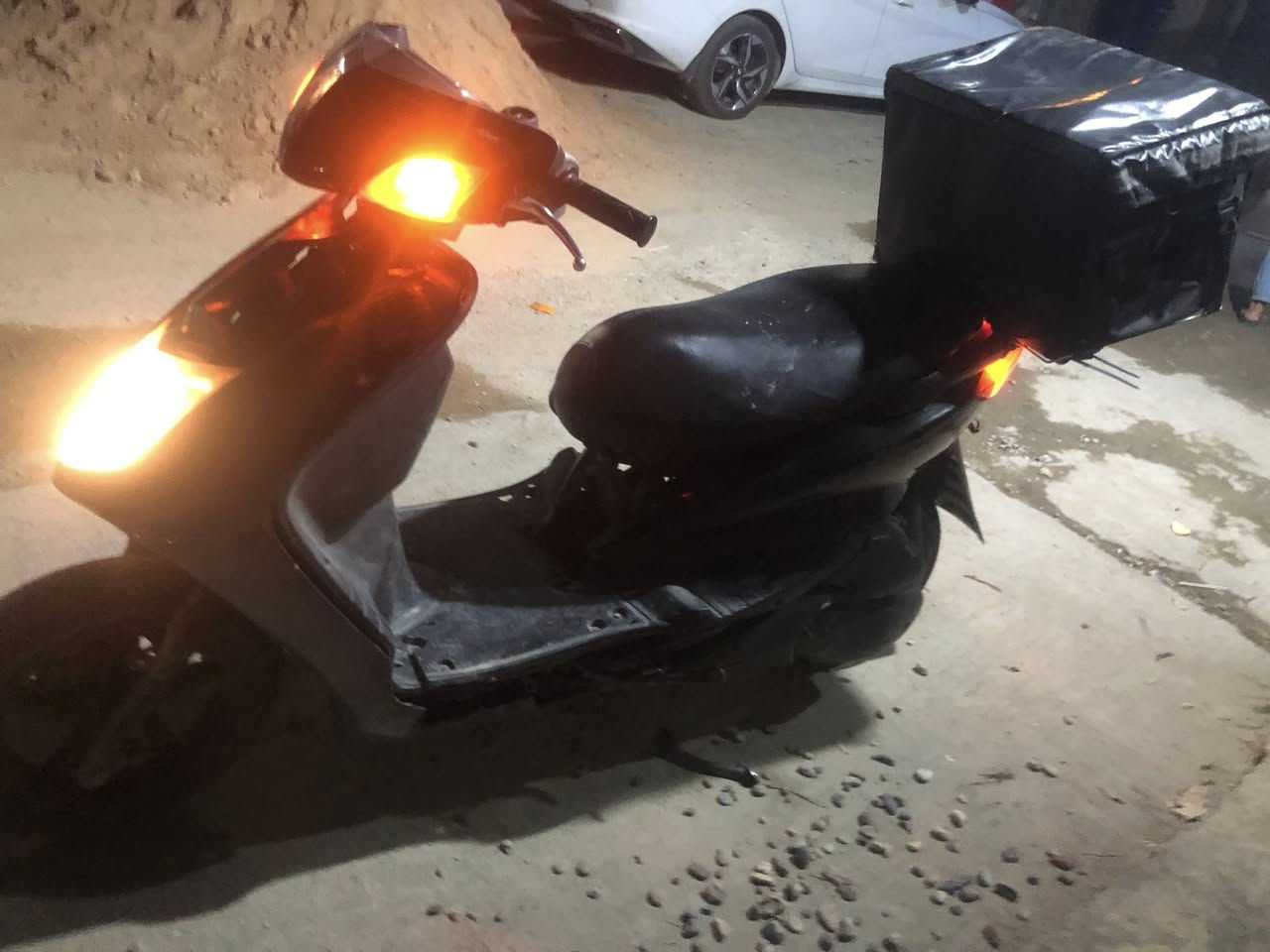 سلام عليكم
للبيع دراجه سكنس نثيه نضيفه مزوده 140
برغي ممفتوح منه مكينه نضيفه ولانضوح ولاتبخير مكفوله لايتات امامي وخلفي شغال 
وياه صندوق مال دلفري وسيبايه اي نقص مابيه كبل للشارع . عنوان بغداد حي جهاد 
سعر 400 وبي مجال 
رقم . ***********
