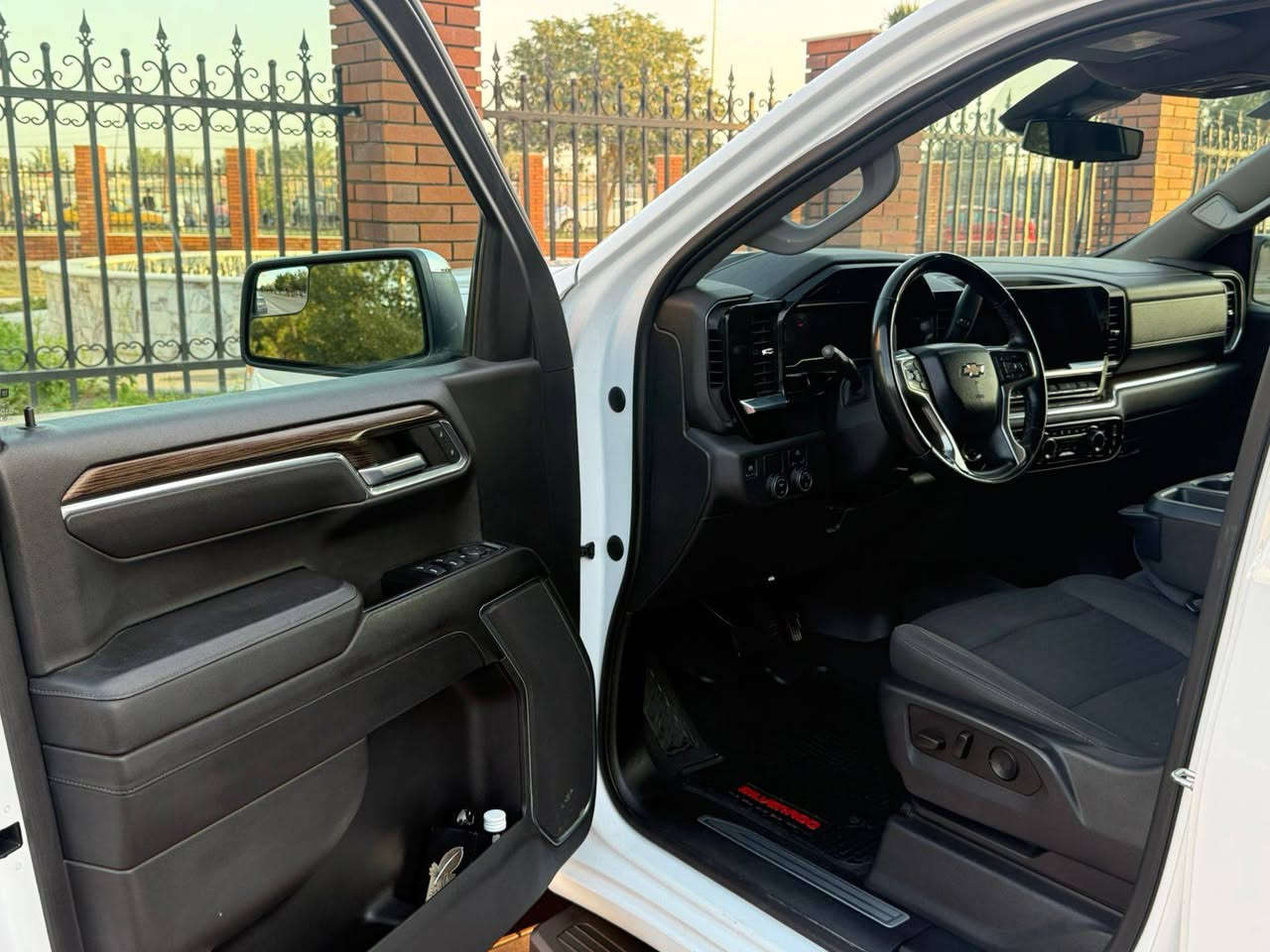 السلام عليكم
للبيع سلفرادو موديل 23 رقم بغداد بسمي تحويل وارد امريكي حادثهة حافه الجاملغ مكينه 8 سلندر 5300 فئه LT. مواصفاتهة دشبول جديد دجتال رادارات اماميه وخلفيه توقف ذاتي اوتو هولد انضمه قياده تحديد مسار سياقه اليه تشغيل عن بعد كامره شاشه كشنات تدفئه ستيرن هيتر باب طويل بدي كصير السياره حيل جديده واحله واجدد من الصور وعلئ ايدي وعليهة ادامه كامله كير مكينه حداديه تايرات دواخل كلشي بيهة مكفول عدا حادثهة للاستفسار *********** مكانهة كربلاء،  الشراي يتصل وبخدمته كربلاء, العراق
