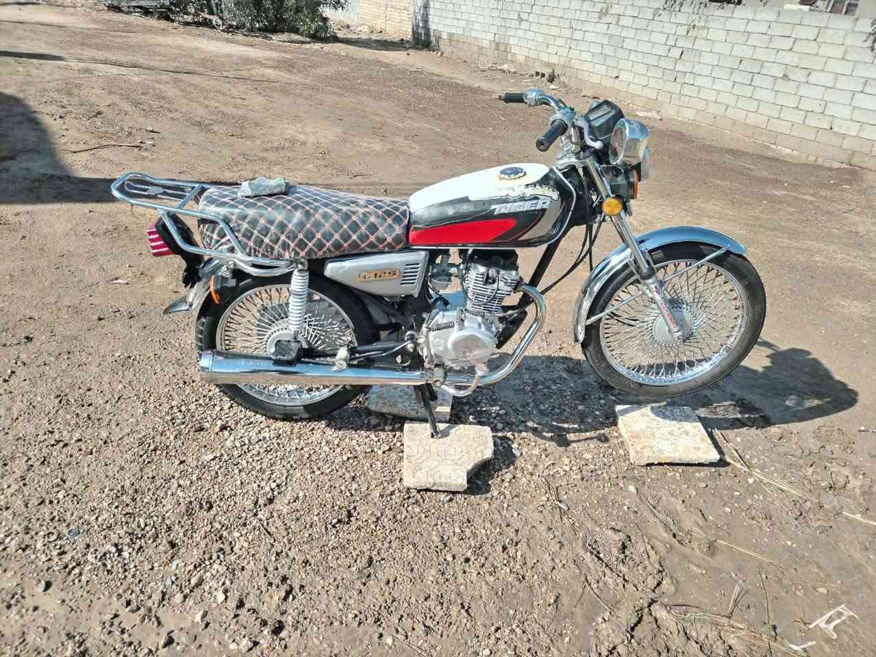 سلام عليكم دراجة تايكر موديل 20محرك مامفتوح دراجة
نضيفة مال جناي مامتعوبة شلعة ومعدل ونضافة 
سعر ٥٠٠وبيهة مجال وشراي بية خير ويدلل 
خاص متواجد وهذا رقمي ***********
