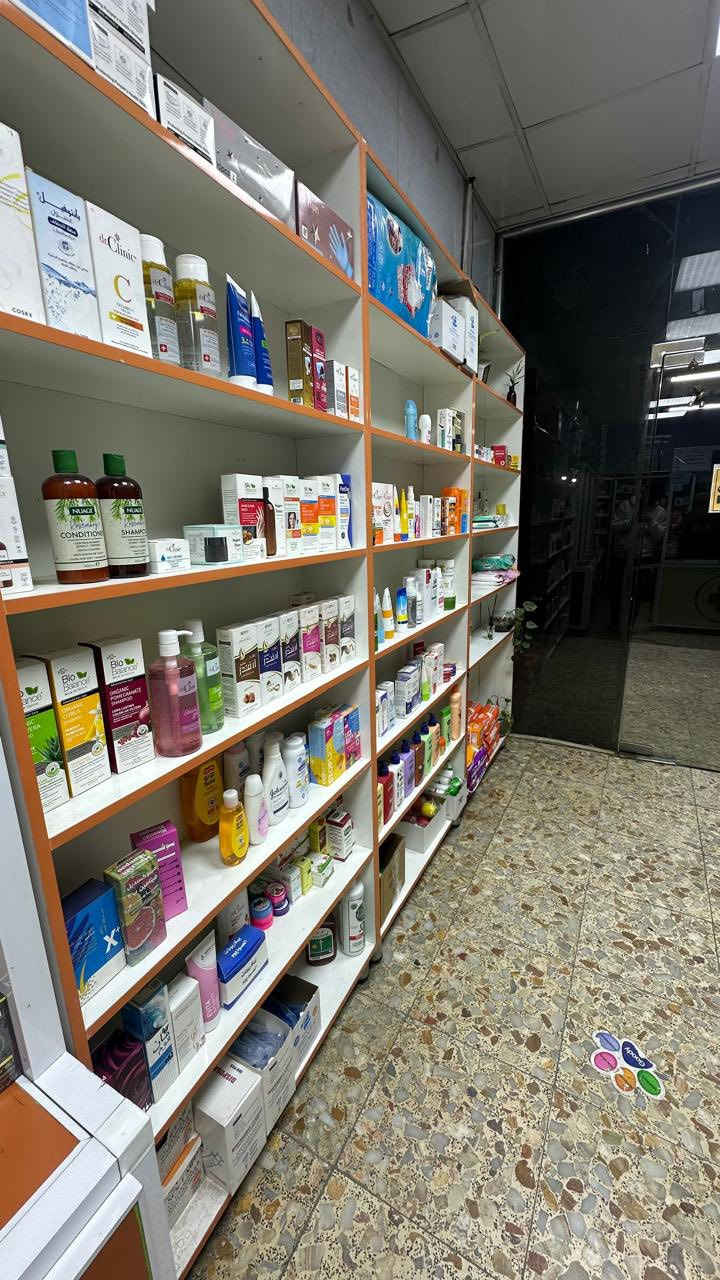 مستلزمات صيدليه للبيع تحتوي عله رفوف عدد17 وكراسي 4 وثلاجه وميز (المكان بغداد )للاستفسار رقم الهاتف ***********
