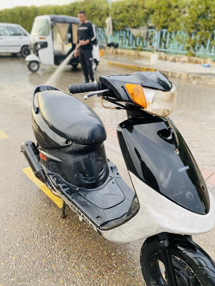 سلام عليكم دراجه قجمه للبيع 
دراجه كلش نضيفه 
محرك خير من لله ناعمه 
اي نقص ما بيها غير بس الجاملغ الأمامي 
كهربائيات كلها شغاله   
تايرات جدد 
العنوان الشعب شارع السواق المركزيه 
رقم *********** 
ما متواجد فقط واتساب
