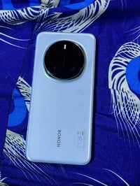 هونر ماجك 7برو  نظافة 💯  فقط شخط بيه باللصقة   خليته عالشحن واكو بسمر ...