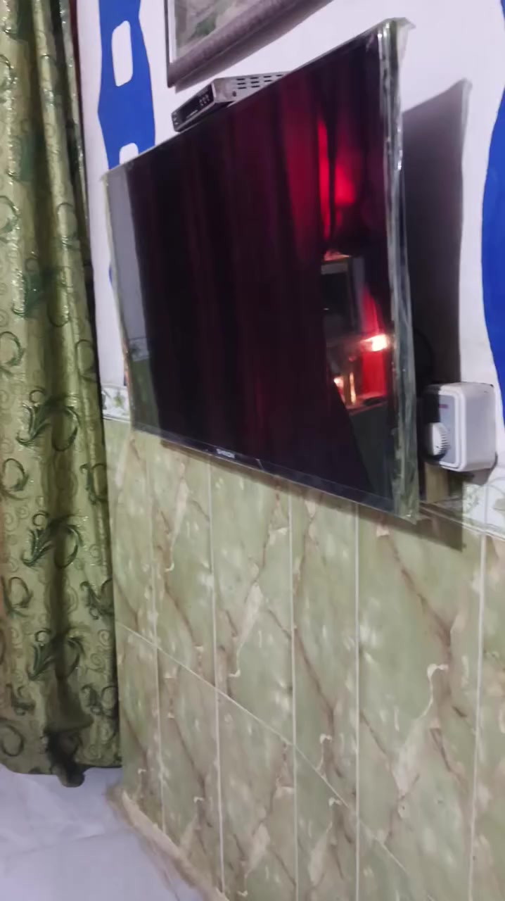 بيت للبيع بالدوانم الشعلة يم بيت علوش مساحته 55متر مربع بيه غرفة جوة واستقبال وحولي وملحقاته وفوك بيتونه وغرفتين وحدة كاملة ووحدة ما كاملة البناء بلوك السعر 30وبيه مجال للشراي مستعجلين على بيعته تريده هو والغراض تريده بدون الغراض داخل البيت محل رقم الهاتف وبيه واتساب ***********
