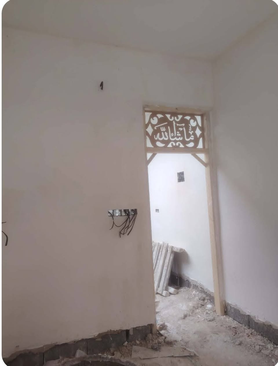 40متر للبيع تسليم مفتاح طابقين يحتوي على غرفه وصاله ومطبخ وحمام ومنور سعره 28مليون   على وضعه طابق واحد سعره 20مليون.  موقع مميز بالمجمع مكاتبه ويا ابوالسند مباشر قرار محكمة.      العنوان بغداد الكرخ منطقة الدوانم نهاية شرطه الخامسه قرب البياع والسيديه.   استفسار اتصل على  *********** يوجدواتساب
