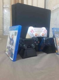 ps4 Slim اونلاين ذاكره 500 مع مبرد وجوستكات. 3 واقراص  2 الموجودات بال...