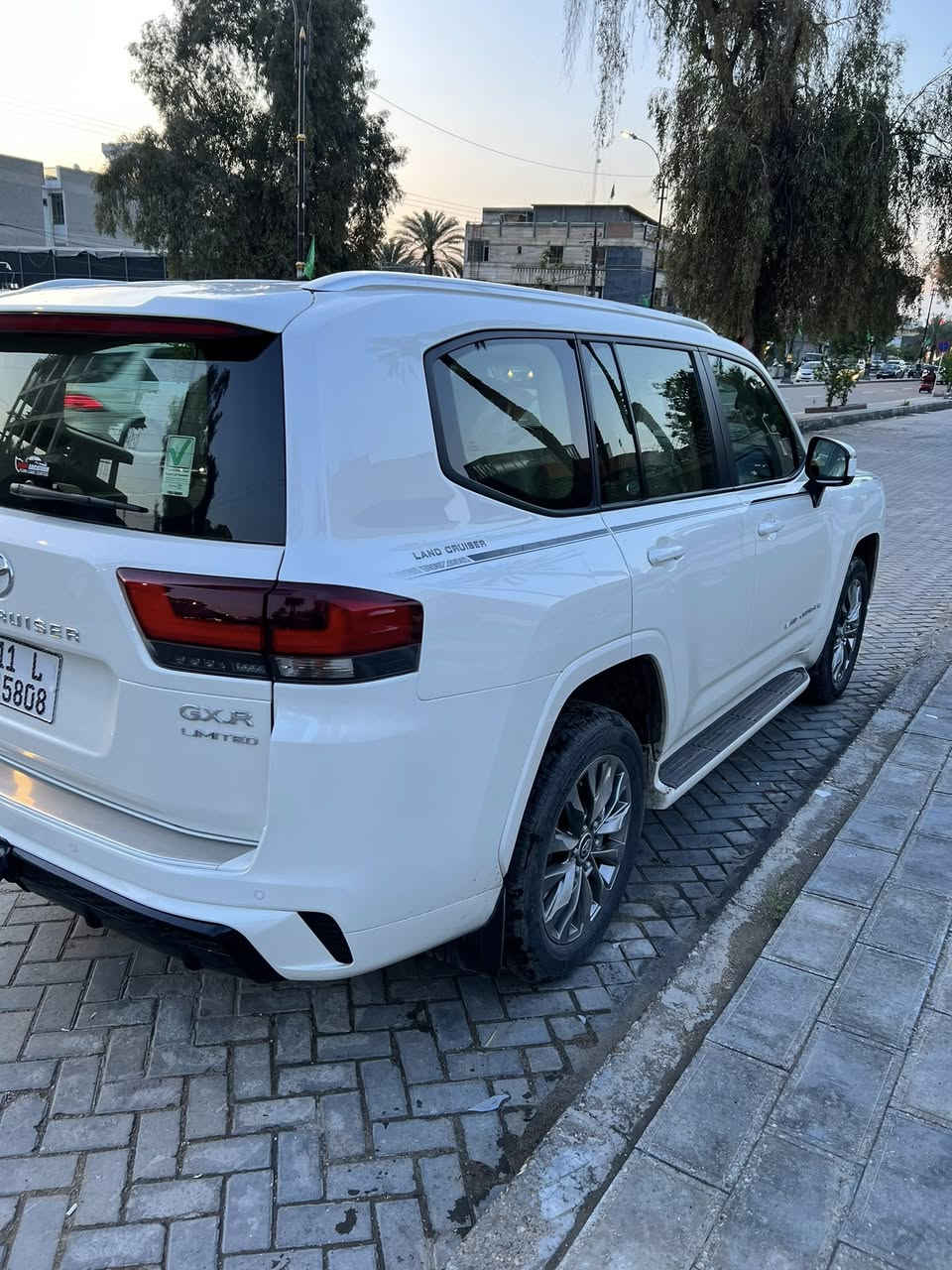 السلام عليكم لاندكروز 2024 ساز ماشية 16 الف مغلفة بالكامل ppf مكفولة من البارد والشخط والرصعة بدون اي ملاحظة مكان السيارة الكاظمية السعر 66,500$ هاتف ***********/***********
