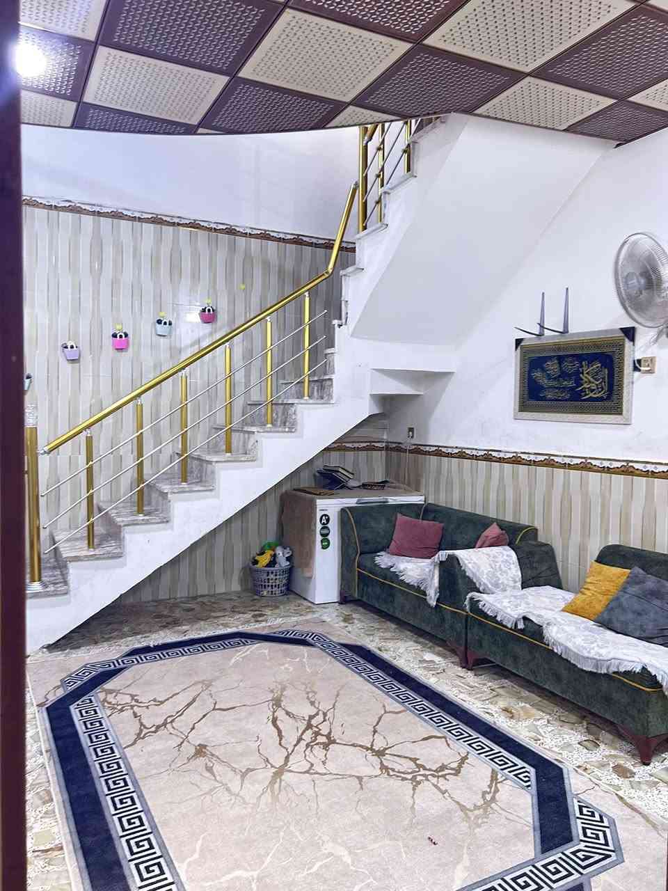 بيت للبيع شارع المطار شارع سبيس قريب مدرسه القلم ركن ١٠٠ مربع طابق ونص لاستفسار ***********
