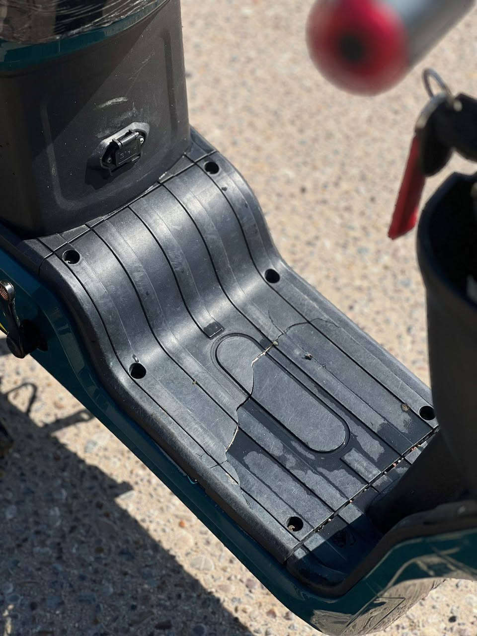 دراجة شحن نوع R9 ونلي كوريا استخدام قليل جدا الدراجة نضيفة كلش مواصفتها شاشة ايباد وبلوتوث ورباعيه واشاير وتشغيل عن بعد وقفل وفتح ولايت زنون مابيها اي شي فقط القاعدة مالت الرجلين بيها فطر موجود بالصورة سعرها ٤٠٠ الف وبيها مجال للشراي للتواصل على هاذ الرقم واتساب وشريحة *********** العنوان البصرة ابو الخصيب باب ميدان
