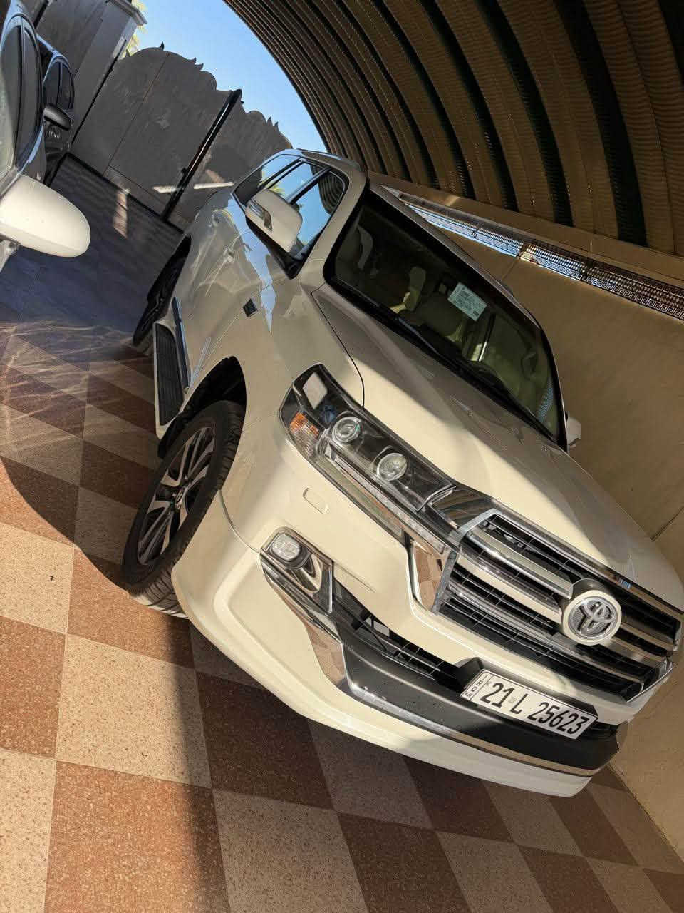 السلام عليكم للبيع لاندكروز موديل19  كفاله عامة السعر 465 وبيهه مجال السياره 6 سلندر 
  ماشيه 98سيارة جديده وضع شركة فتحة بصمة كشن كهرباء حساس امامي خلفي دبل ماوس فور ويل  لد ثلاجة  زراك لايت 3 قطع تبريد 7 راكب 8 ايرباك  محرك 6 سلندر للاستفسار  مكان السياره الرمادي تحويل مباشر رقم شمالي ***********
