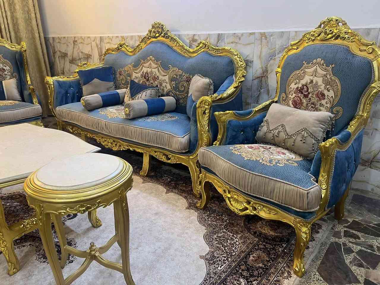 تخم مصري عشر مقاعد مصري نظيف جداً مع ثلاث طبلات مرمر مكانه المنصور السعر ***********

