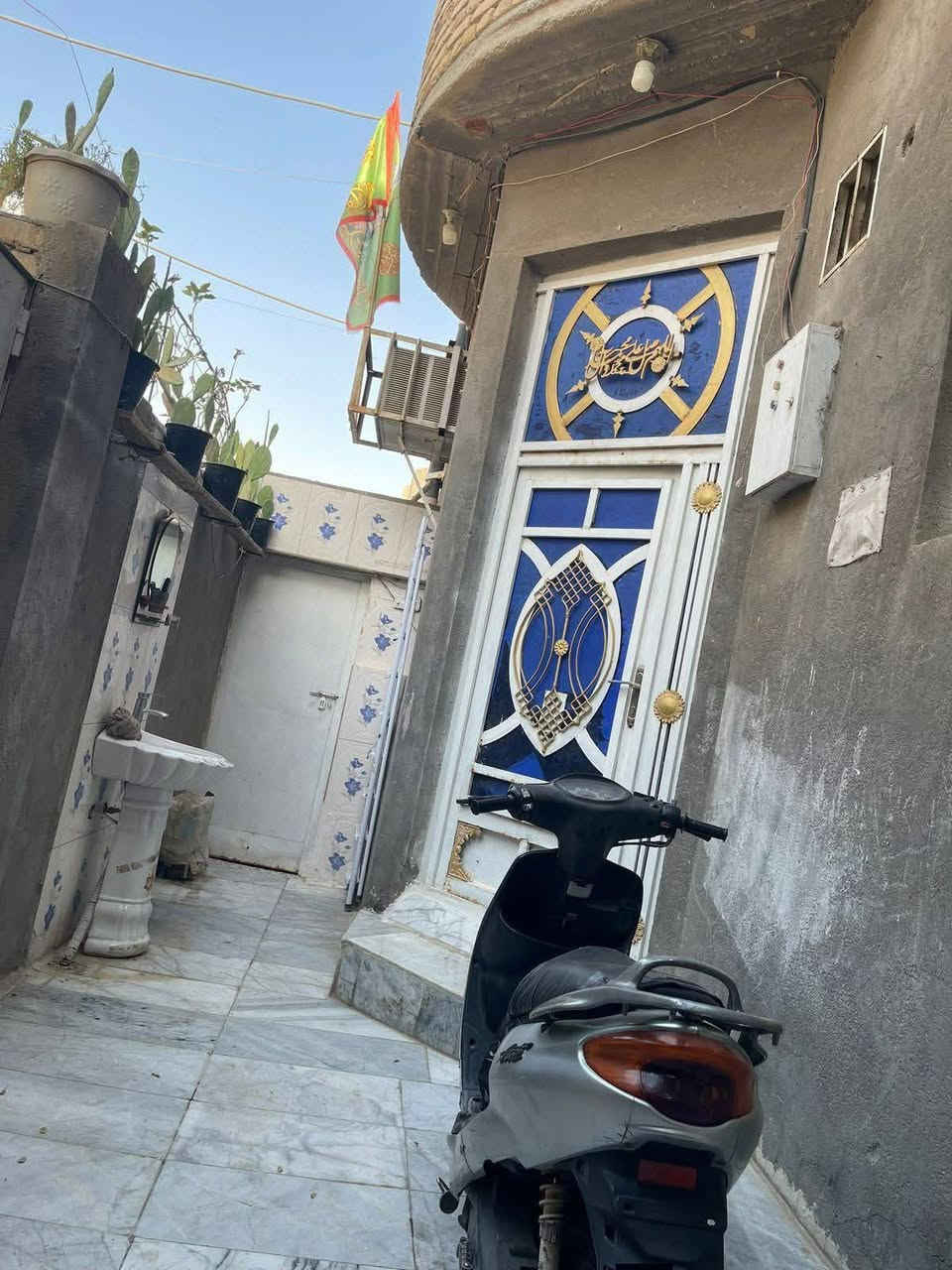 دار للبيع المساحه 114 متر الواجهه 8 متر البناء طابق ونص بناء ونص بس الستاره فرمستون كونكريت مسلح السطح شتايكر الأرضية مرمر يتكون من غرف عدد 2 وصاله عدد 2 ومطبخ وستقبال ومنور وصحيات وطارمه العنوان حي اور خلف مطعم أيوب للأستفسار الاتصال على الرقم *********** ناصرية, ذي قار
