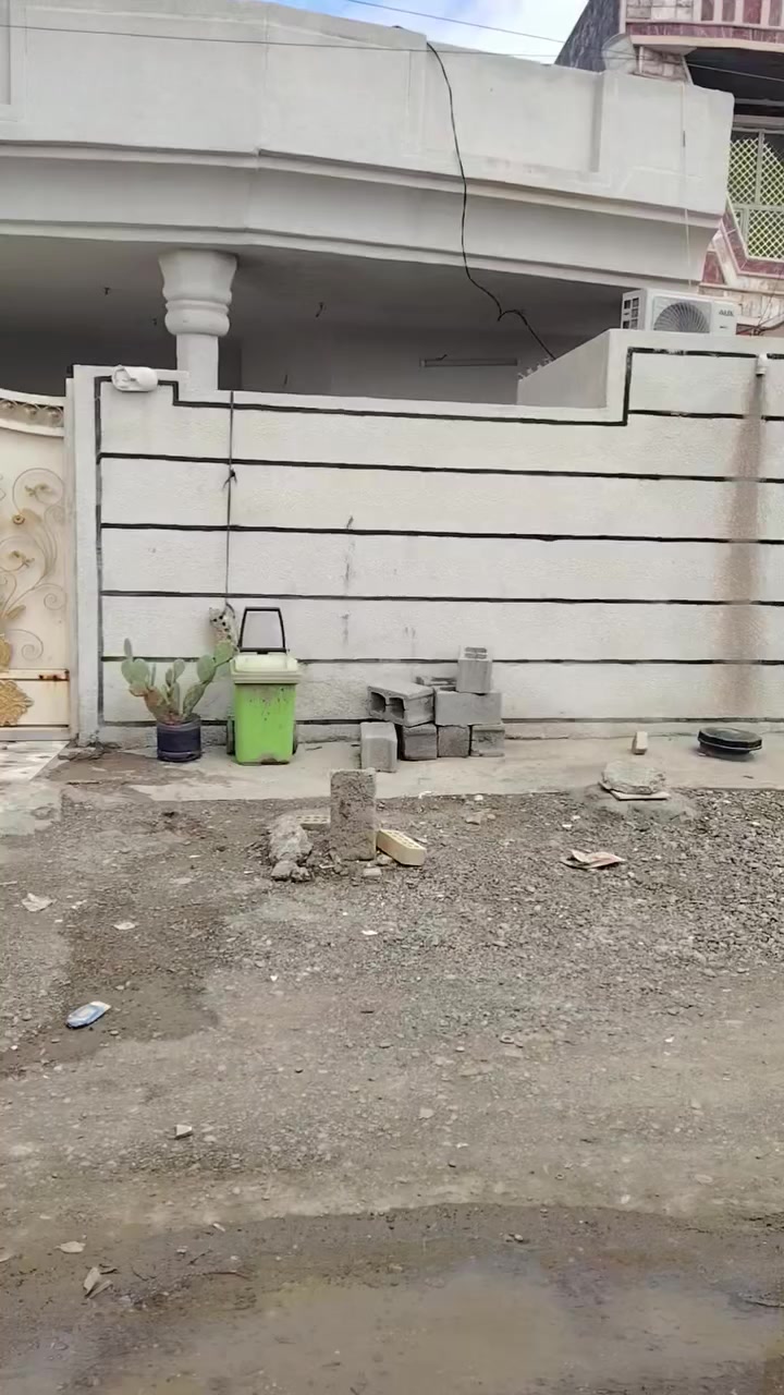 سلام عليكم بيت البيع مساحه 350
يتكون من عرفه ستقبال 9×5وعرفه نوم 6×5ومساحه درج ومطبخ حار وبارد صحيات تداخل وخارج وبي مشتمل ثاني هيكل من ضمن بيت كلشي واضح بل فيديو سعر خاص الاستفسار على رقم ***********
