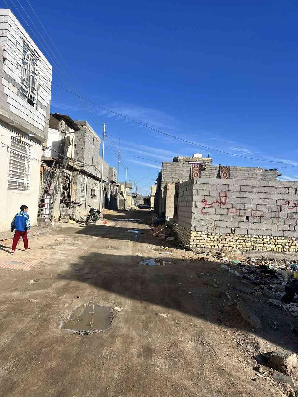 السلام عليكم قطعه ١٠٠ متر مربعه واجه ١٠ او نزال ١٠ 
طابو زراعي سند ٢٥ 
العنوان قرب مدينه الزائرين شارع المختار او العكد تبعد عن الامام الحسين٥دقايق بسياره وبسعر مناسب 
الاستفسار ***********
