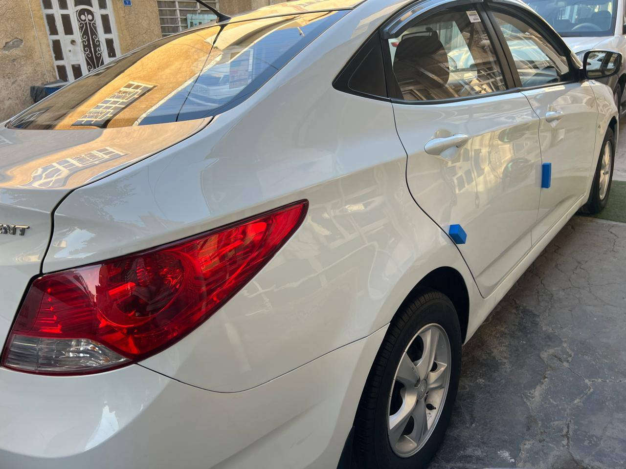 السلام عليكم للبيع أكسنت خليجي شركة عامة موديل ٢٠١٣  محرك ١٦٠٠ دوش تحكم استيرن اشاير بلمري خمسه ويل كب شاشة كامرة خلفيه مكفولة من الصبغ والتبديل بيها بارد فقط والسيارة جاهزة من كير ومكينه تبريد تدفئة صدر جاهزة والحمدلله رقمها بغداد مكان السيارة بغداد جانب الكرخ سعرها ٩٩$ ورقه  للاتصال ***********
