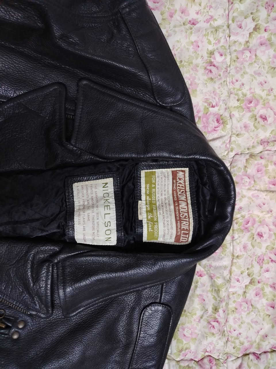 سلام عليكم اخوان عندي قمصله مالت دراجات كلاسك جلد ثخين حت من توكع متتعور لأن جلد ثخين اصليه تلبس لارج إكس لارج عادي سعرها ٥٠ الف متواجد واتساب ***********
