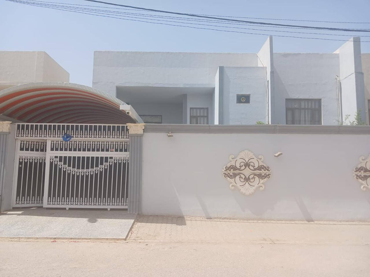 سلام عليكم   تم عرض. عدن البيت البيع مساحه 300  موقع مجمع الأميرات.القديم  مرحله اول. قطاع ثامن   بناه نضيف  بيه اضفات   من احدث  مواد بناء من افضل كادر بناء 
:مبدله رضيه بورسلين  
: 2  إضافه غرفه  طابق ثاني. أربع 
:3 كراج كاشي. من احدث معامل في نجف 
:4اضافه مطبخ حار وبارد 
:5صاله عدد 3
:6 مجمع صحيات جداد  مميز 
:7تسيس  كهرباء جديد 
:8 اهم شي بناء مال جناي واليس بياع شره 
:9بيت  بعد بناء صارله سنه  من مسكون 
:10 الاستفسار  على رقم :***********
