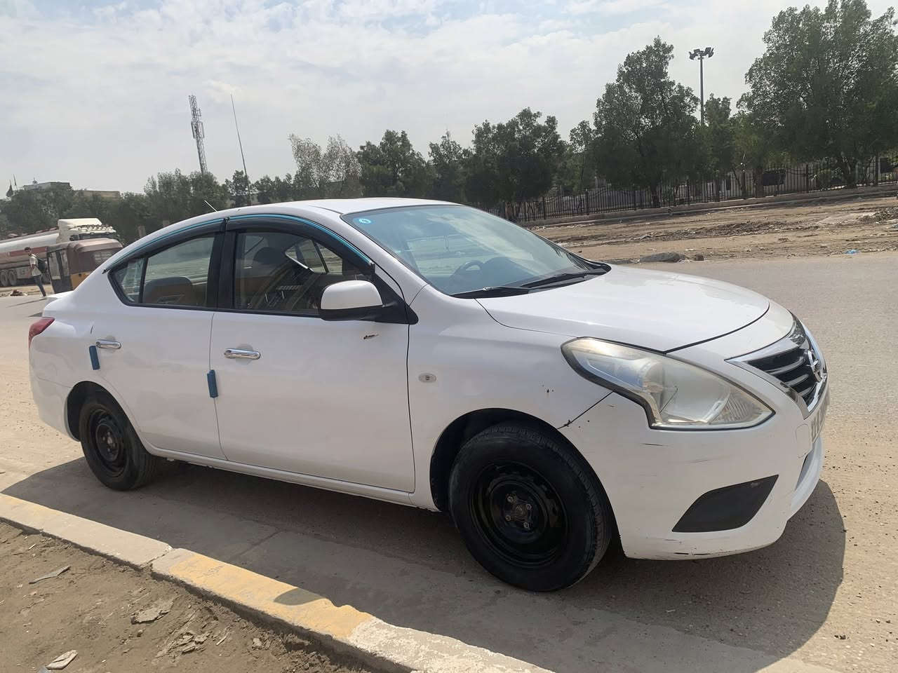 السلام عليكم 
نيسان سني موديل 2020 هندي بلبته الزركة 
السيارة مكفولة من الحادث وكير ومكينة وتبريد مكفولات 
بيها رصعات اثر حالوب 
ممشى السيارة 110الف 
السعر 105 وبيها مجال 
المكان العبيدي /شهداء الاولى 
رقم الهاتف :***********
