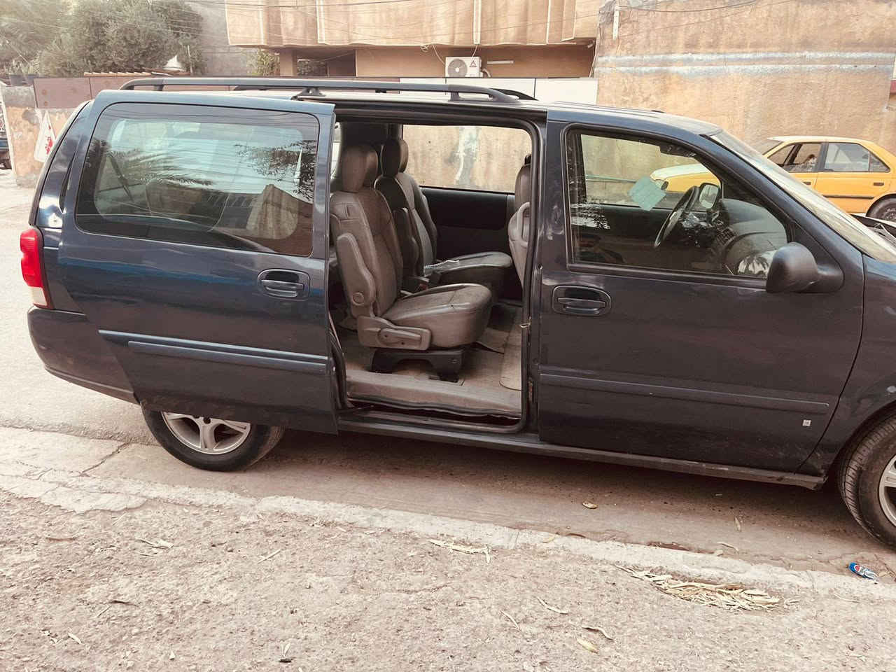 سياره شوفر بلاندر 2008 سياحي بغداد رقم دولي باسمي سنويه جديده محرك 3900 تبريد 3قطع السياره مزوده بمنظومة غاز قبل كم شهر شديتها داخله بالضمان مكانها بغداد السعر 70 رقم الهاتف ***********
