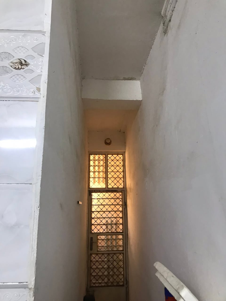 السلام عليكم 
بيت في بغداد الجديدة خلف موكب عبدالله الرضيع 100 م
الطابق الارضي غرفة ستقبال مطبخ تواليت (حمام وتواليت غربي) -منورين- ممر- ترك 
طابق ثاني 3 غرف نوم حمام وتوالت -منورين @إشارة
***********

