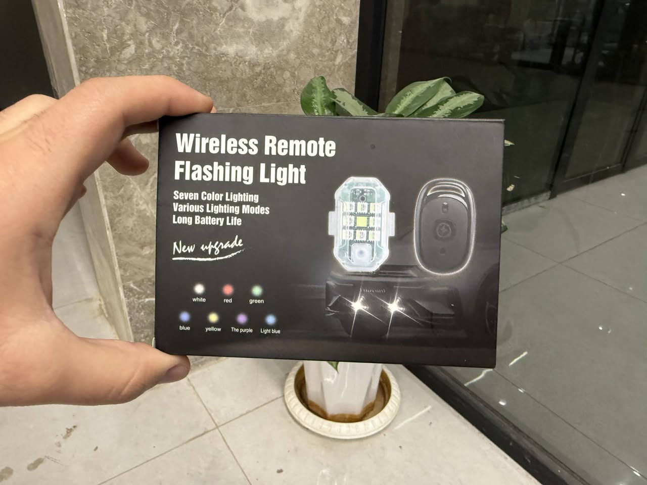 🌟 المميزات الرئيسية
📍 تصميم مدمج وسهل التثبيت
تتميز بحجم صغير جداً وخفيف الوزن، مما يجعلها مثالية للتثبيت على أي سطح. استخدم الأربطة المطاطية أو اللاصق المرفق لتثبيتها على:
• زجاج السيارة • الدراجة • الخوذة • أو حتى حقيبة الظهر.
🌈 طيف واسع من الألوان
تألق بـ 7 ألوان مختلفة تناسب كل الأذواق:
⚪ أبيض | 🔴 أحمر | 🟢 أخضر | 🔵 أزرق | 🟡 أصفر | 🟣 بنفسجي | 💎 أزرق سماوي
⚙️ أكثر من 30 نمط إنارة
اختر الوضع الذي يناسب حاجتك:
• ⚡ وميض سريع: لجذب الانتباه فوراً.
• 🐢 وميض بطيء: لإشارة هادئة ومستمرة.
• 🚨 نمط الإنقاذ SOS: لحالات الطوارئ.
• 💡 إنارة ثابتة: لرؤية واضحة ومستمرة.
• ✈️ وضع الطيران: مخصص للطائرات المسيّرة.
🎮 التحكم اللاسلكي الذكي
ريموت كنترول صغير الحجم يمنحك السيطرة الكاملة عن بُعد:
• 🔘 زر التبديل: للتنقل السلس بين الألوان والأنماط.
• ⚡ زر الوميض: لتفعيل النمط السريع بضغطة واحدة.
• 💡 زر الثبات: لتشغيل الضوء المستمر فوراً.
• 🔋 البطارية: يعمل ببطارية CR2032 مدمجة وطويلة الأمد.
🔋 الطاقة والأداء
🔌 الشحن: يتم الشحن عبر منفذ Micro USB العالمي.
⏳ سرعة الشحن: شحن كامل خلال 90 دقيقة فقط.
⏱️ الاستخدام: تدعم حتى 3.5 ساعات من التشغيل المستمر (وتدوم لفترة أطول في أوضاع الوميض).
🔋 البطارية: سعة 300mAh بجهد 3.7V.


**إذا كنت صاحب هذا الإعلان وتريد حذفه لأي سبب، رجاءا أرسل رسالة إلى الدعم الفني**