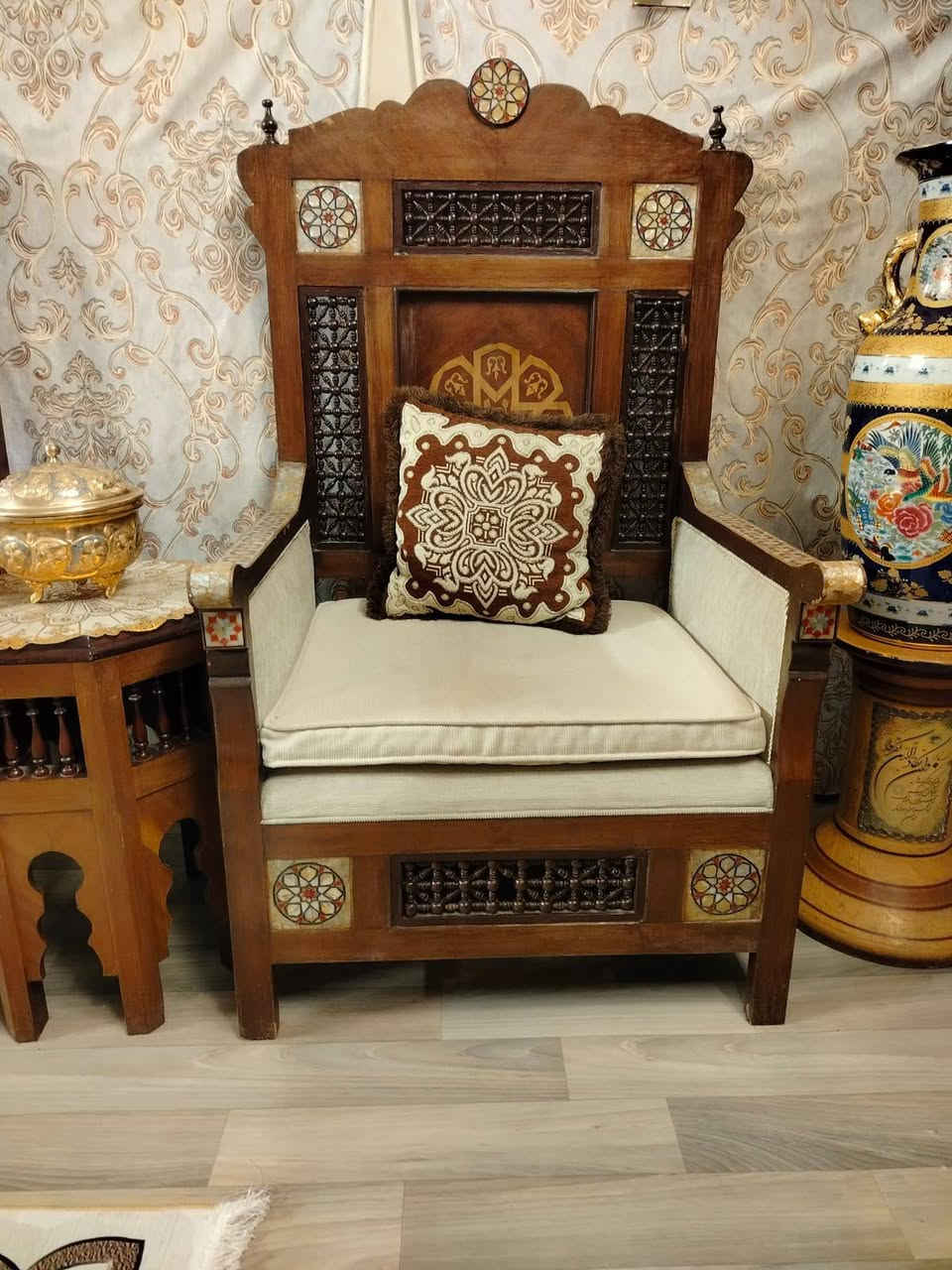 السلام عليكم..للبيع تخم دمشقي انتيكه 10مقاعد قنفتين وأربع كراسي + اربع طبلات صغيره وواحده وسط كبيره نضيف وبحاله جيده السعر مليون وربع المكان بغداد ***********
