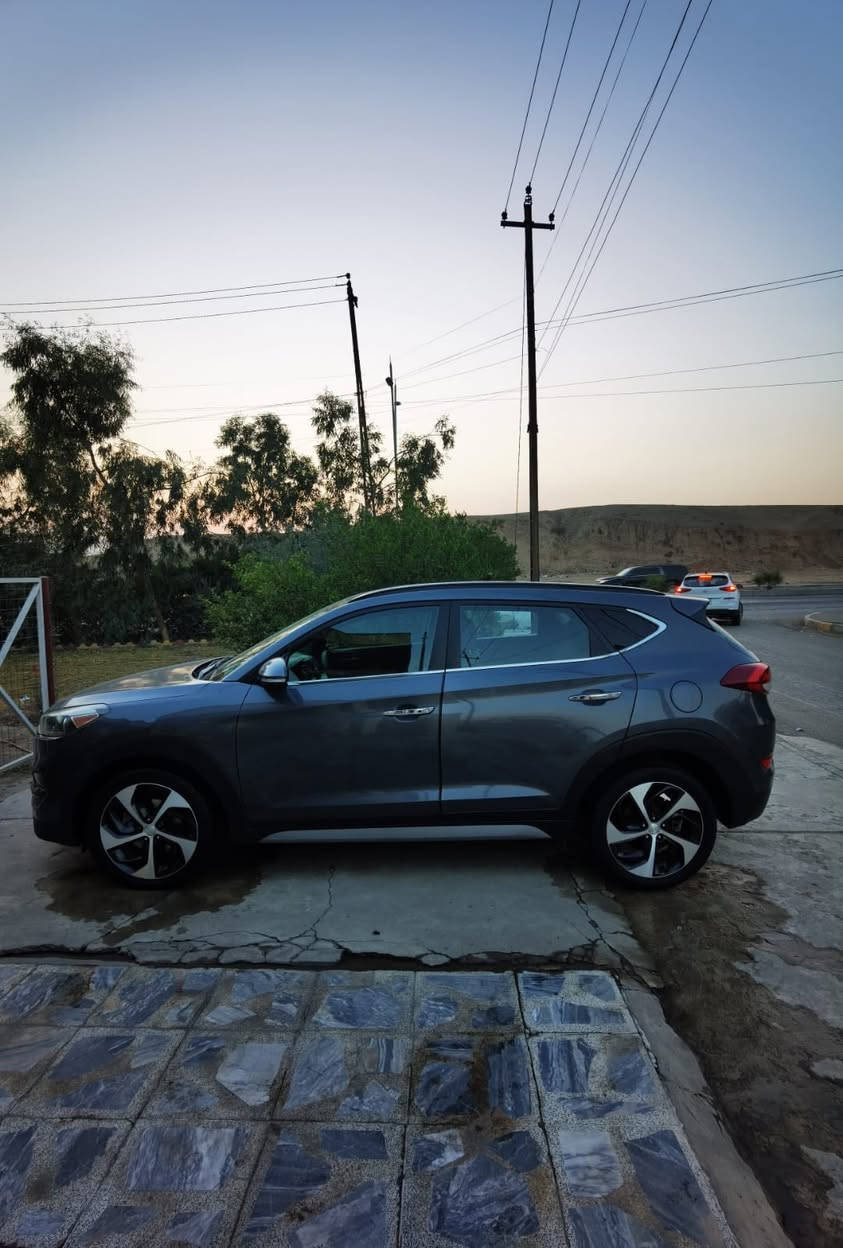 توكسن 2017  للبيع نضيفه كلش الضرر بس بوند فول مواصفات السيارة ابسمنا كاربون بانزين بيها 
للاستفسار 

 0751 523 5965
***********
