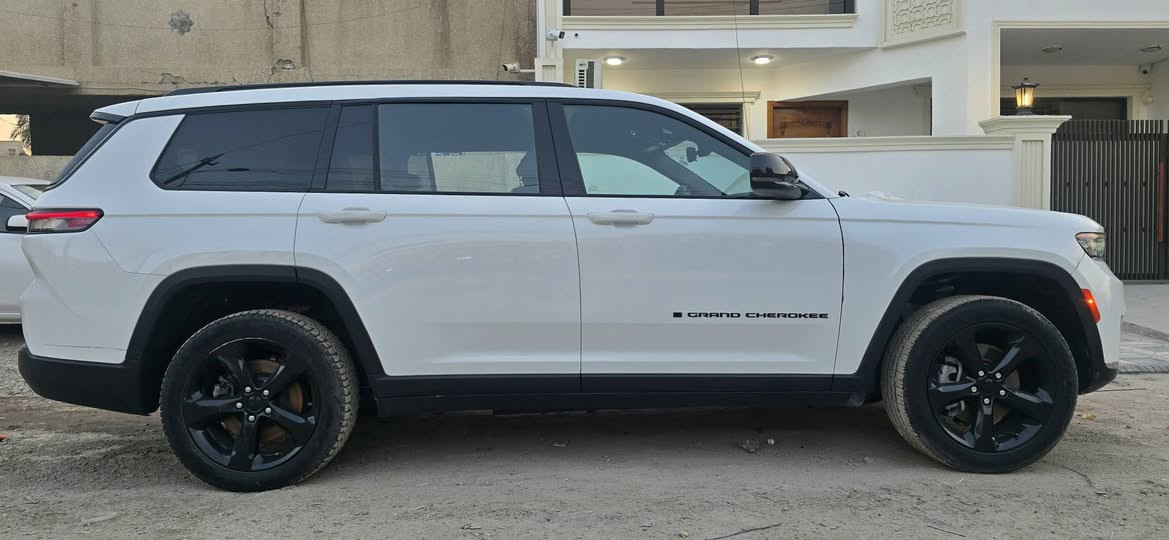 🚙💥 للبيع – جيب كرانـد شيروكي بلاك توب..2023 (7 راكب) – وارد أمريكي 🇺🇸💰 السعر: 26400دولار 💵
📍 الموقع: بغداد – البنوك / شارع الكنيسة
📞 للاستفسار: ☎️ ***********
🔹 المواصفات:
⚙️ المحرك: V6 سعة 3600
📏 العداد: 39,000 ميل
🚘 رقم: أربيل
📄 وكالة أو شرط تحويل باسمك
✨ الإضافات والمواصفات المميزة:
تشغيل سياره بصمه ..صندوك كهرباء.تشغيل عن بعد .
🛡️ رادار أمامي + مانع تصادم
🚨 مانع تصادم خلفي
📱 شاحن موبايل وايرلس
🎥 شاشة لمس مع كاميرا دوارة
🗺️ نظام خرائط (GPS)
⚙️ كير شفتات بالستيرن
💡 مصابيح أمامية وخلفية LED
💺 مقعد السائق كهربائي
🧼 دواخل جلد
👨‍👩‍👧 مقاعد متصلة (7 راكب)
📶 بلوتوث + محدد سرعة (Cruise Control)
🔊 حساسات خلفية
🛠️ الملاحظات:
🔧 حادث خفيف: تبديل بنيد فقط + صبغ ربع جمغ يسرة وخشم بسيط جملغ يمين ..
💥 إيرباك ستيرن ودشبول طاك سستم (راجع)
✅ السيارة جاهزة من كلشي – لغود، شواصي، مكينة، دواخل مكفولة
💰 السعر: 26400دولار 💵
