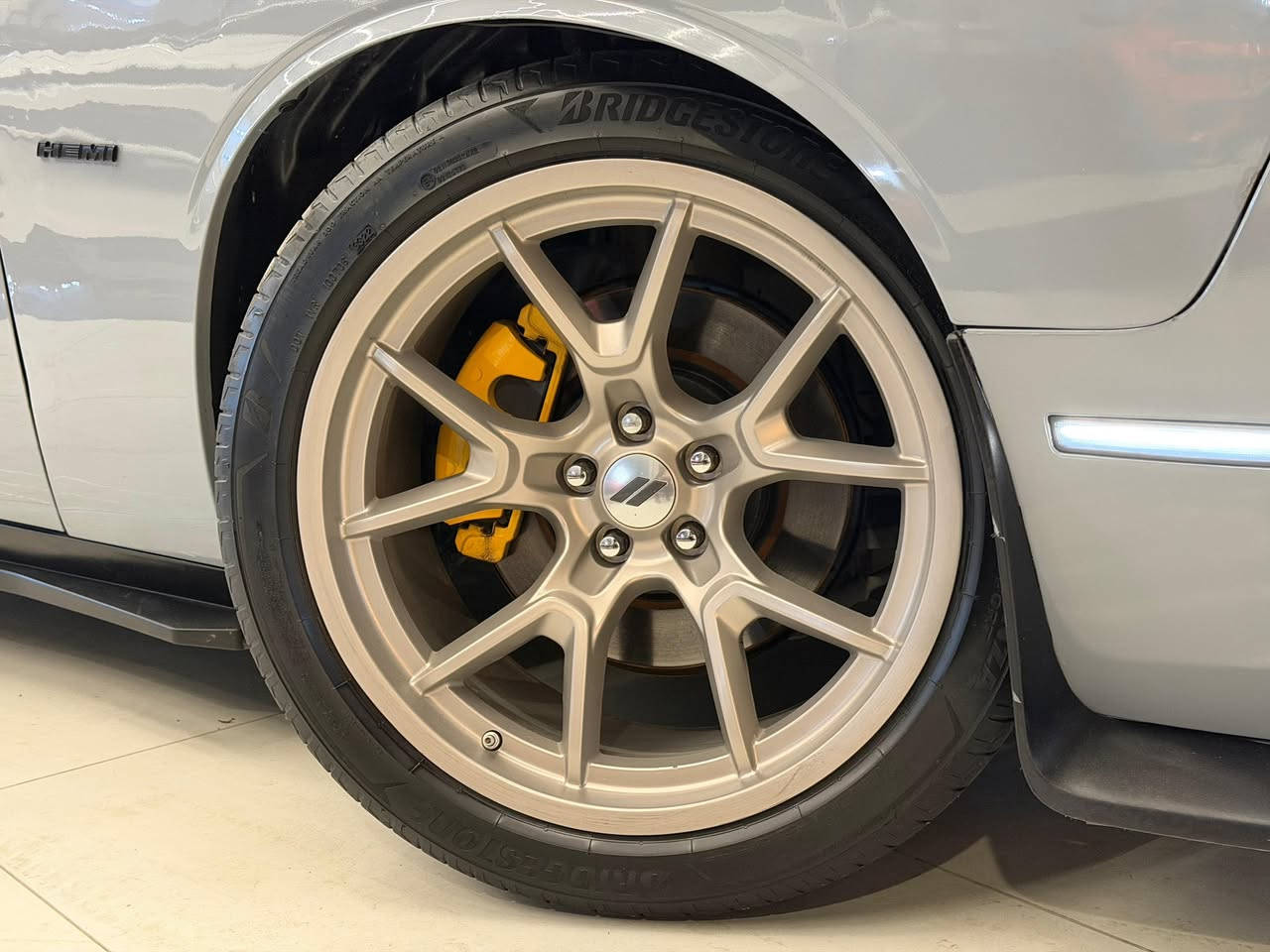 السلام عليكم جالنجر موديل ٢٠٢٢ لون مميز سموك  
سعرها ٢٠٥$💵 بيها مجال شراي خابر تدلل 
للبيع او مراوس فقط ارقم شيمالي سيارة جاهزة جديدة 
محرك ٥.٧☠️يحني ارتي سيارة فول مواصفات ارتي ماكس بيها بنيد صبغ مكانين تعديل بارد تكعيل 
بدون دواخل بجم كبس سيارة بدون لغد بدون شواصي ماشي ٤٧ مايل  بجم كبس سيارة مواصفات كشنات جلد كنتارة،شاشة كبير،كاربلي،ستيرن خزن،كشنات تبريد تدفيء،كشنات خزن ميمور،فتعة سيارة،رادار جانبي،بعد هواي مواصفات كير محرك اكسل صدر امامي خلفي كل ضمان برغي مامفتوع  
سونر موجودة بل منشور سيارة موجودة ب اربيل تعويل وكالة نفس يوم ***********
