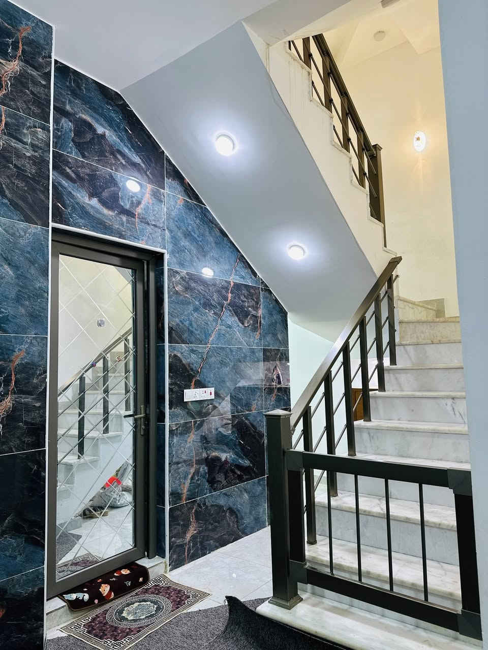 #دار للبيع__مطلوب 50 مليون قرض للأسكان يسدد شهرياً 320 الف

🏡دار للبيع _طابو صرف _حي الأمام قرب المستوصف
  الموقع // حي الأمام __ قرب المستوصف __يطل ع ساحة 
المساحة // 200متر (10✖️20) 

               ✅بناء حديث درجة أولى✅
 
يحتوي الطابق الأول  ع// غرف نوم 2 ➕هول➕مطبخ➕مجمعات صحية2 ➕كراج سيارة 🚙 
الطابق 2 // 2 غرف نوم ➕مجمع صحي ➕هول
الطابق 3 // غرفة نوم 🛌 

  🏫📚نستقبل جميع عروض البيع و ترويجها بإعلانات ممولة 
      للمزيد من التفاصيل الاتصال او المراسلة خاص 

حجي حسن السعيدي            ***********
علي السعيدي ***********_ ***********
حسين السعيدي ***********_ ***********

 📍موقع المكتب  📌 الحله - حي الأمام علي
قرب مول حي الأمام علي (ع) _مقابل صيدلية الوافي
