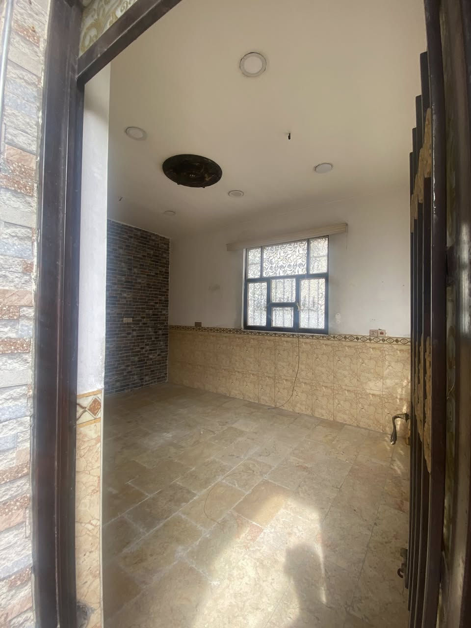 🔰دار سكني ركن للبيع

الموقع:منطقة حي اور الـ٣٠٠ قرب مدرسة المروءة

المساحة:50 متر  10❌5

الطابق الارضي: صالة واستقبال ومطبخ وحمام ومرافق خارجي

الطابق الثاني:غرفتين نوم

الطابق الثالث:سطحين 

🔴البناء جديد والدار فارغ

🟢للأستفسار خاص أو على الرقم ***********
