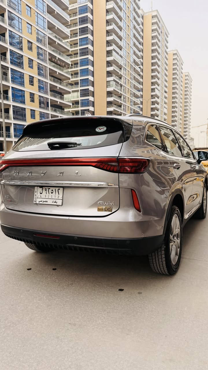 للبيع فقط هافال H6 موديل 2021  فول مواصفات أعلى فئة مكفولة كفالة عامة من كلشي صيانة شركه نهج العراق 
ماشية : 43000 كيلومتر قابلة للزيادة
⚙️ المواصفات الميكانيكية
 • المحرك: 2.0 لتر تيربو، حوالي 201 حصان
 • ناقل الحركة: أوتوماتيكي مزدوج القابض (DCT) بـ7 سرعات.
 شاشة لمس بقياس 12.3 بوصة.
 • الاتصال: دعم Apple CarPlay وAndroid Auto.
 • الشحن اللاسلكي متوفر لشحن الهواتف الذكية.
 نظام صوتي مميز مع 8 سماعات.
 نظام تكييف هواء أوتوماتيكي مزدوج المناطق.
مقاعد أمامية قابلة للتدفئة والتهوية مع تحكم كهربائي.
فتحة سقف بانورامية
 • الفرملة التلقائية في حالات الطوارئ (AEB)
 • مساعد الحفاظ على المسار
 • مراقبة النقطة العمياء لتنبه السائق 
 • كاميرا رؤية محيطية بزاوية 360 درجة
 • مثبت السرعة 
 • نظام التعرف على إشارات المرور
 • 7 وسائد هوائية لتوفير حماية شاملة.
أي صبغ او ضربة ما بيها الا شخط بسيطة
تايرات وباتري جديد واستخدام بانزين محسن وتبديل الدهن كله وكالة فريزر تبريد جديد . مالك اول وضمان ١٠٠الف او ٥ سنين
السعر 180 ورقة
التواصل واتس اب للجادين فقط ***********
