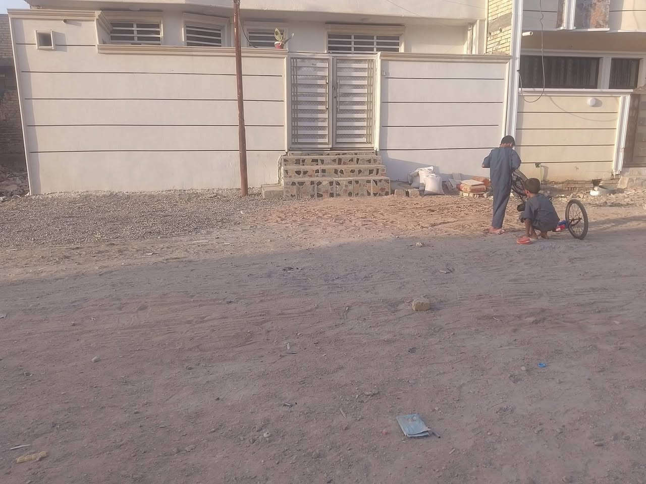 السلام عليكم من رخصت مدير الكروب المحترم بيت 100 متر طابو زراعي سند ٢٥ في منطقة سبع قصور قبل شارع ابو احمد رابع قطعة عن شارع العام الا استفسار اتصال على هذا الرقم ***********
