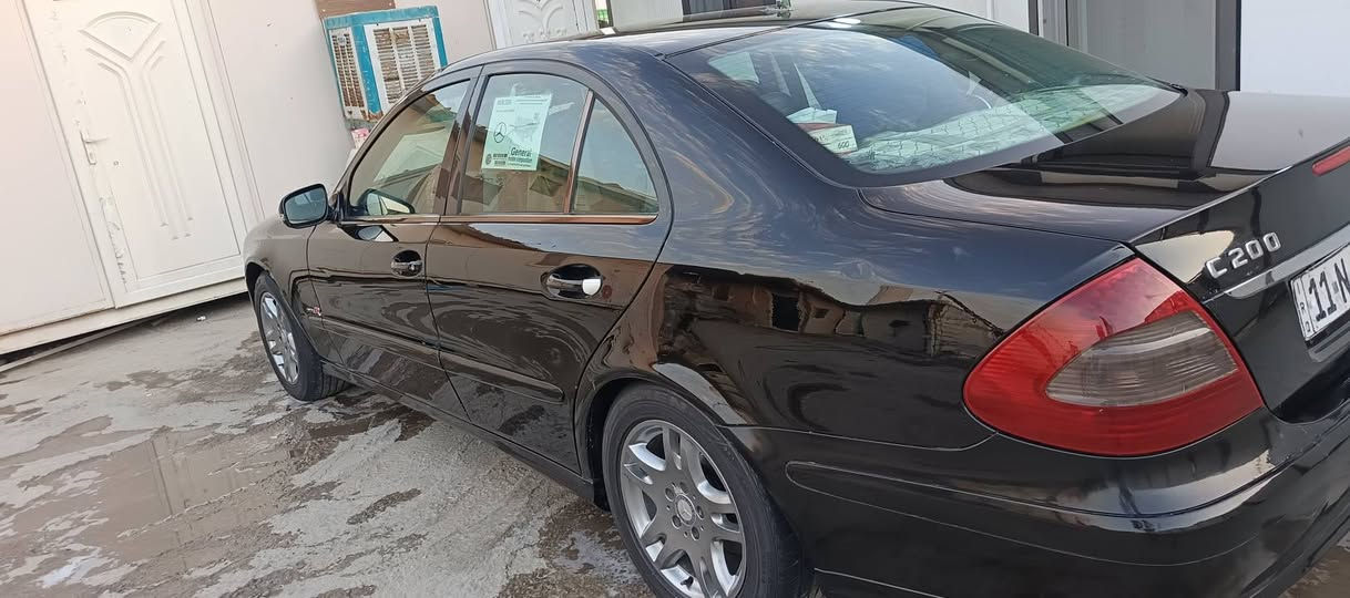 السلام عليكم
‏Mercedes - Benz E 200
(موديل 2009
اڤنكارد 
وارد يابان 
مكينة 4 سلندر سنكل تيربو 
تو ويل 
المواصفات : 
داخل جلد اسود 
لايت زنون 
سلايد روف 
شاشة بلادية كبيرة
سستم صوت كلش حلو وواضح بيها 
كراسي امامي تحكم كهرباء 
قطعتين تبريد 
تبريد الامامي منفصل 
فول تحكم ستيرن 
شاشة اعطال 
وبعد بيها هواية مواصفات معروفه
مابيها اي نقص 
تخم تاير وباتري جديد ومنظومة تبريد كلها بلاديه
رقم بغداد دولي مشروع وطني 
سعر 120 وبيها مجال 
***********
***********
