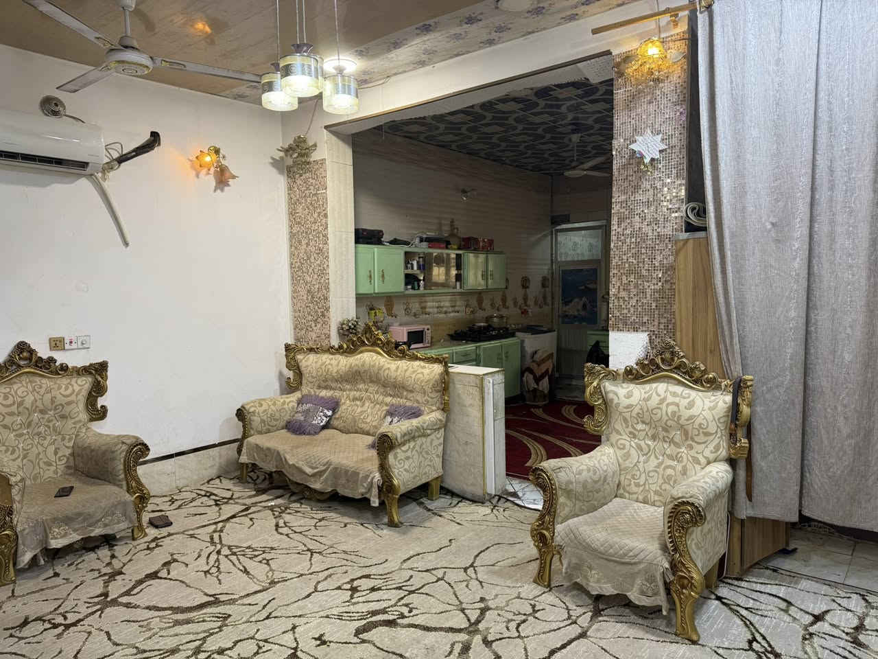 السلام عليكم بيت طابق واحد متكون من استقبال وغرفة نوم وصالة وصاله ومطبخ وصحيات داخليه وخارجيه زائد حديفة وطارمه بناء حديث المساحه 200السعر خاص ***********
