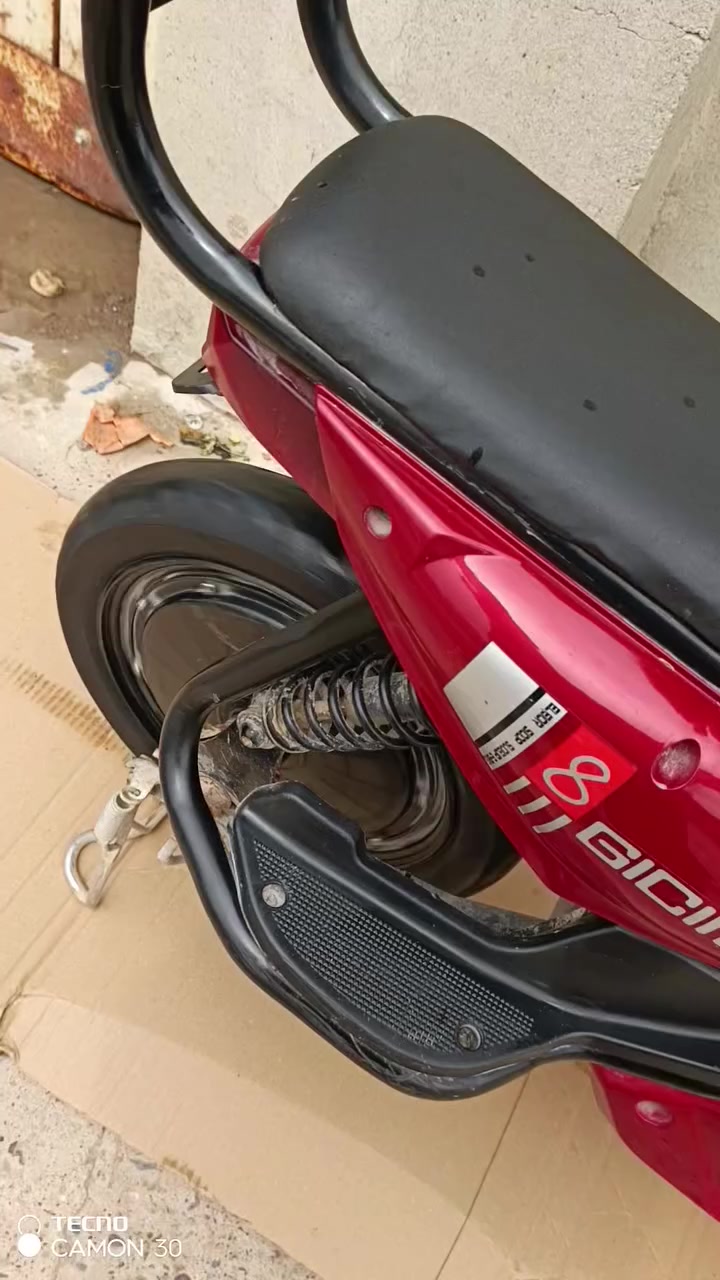 ماطور شحن للبيع فول مواصفات بصمة وسويج ونظام سرقة وتشغيل عن بعد وقفل تاية إشارات ولايتات كلها شغالة اربع بطاريات جدد وشرط تفحصها كبل ما تاخدة تمشيك من 35 الى 40 كيلو بل شحنة الوحدة تلات نمر سرعة 45 حقيقي 39 بدون شخوط نظافة 95% سعر 230 وبي مجال مكاني موصل 
رقم ***********
وموجود عل مازنجر
