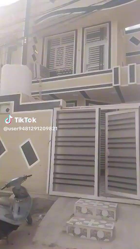 دار للبيع المساحه 125م طابقين  كربلاء حي الموضفين الثانيه توزيع الحر منطقة 34 البناء طابوق جمهوري السقف مسلح يحتوي الطابق الاول غرفة منام استقبال صاله مطبخ صيحات  ولطابق الثاني غرف عدد2 منام وصاله وحمام البناء درجه اولى قرب الشارع العام السعر 127 مع المجال ***********
