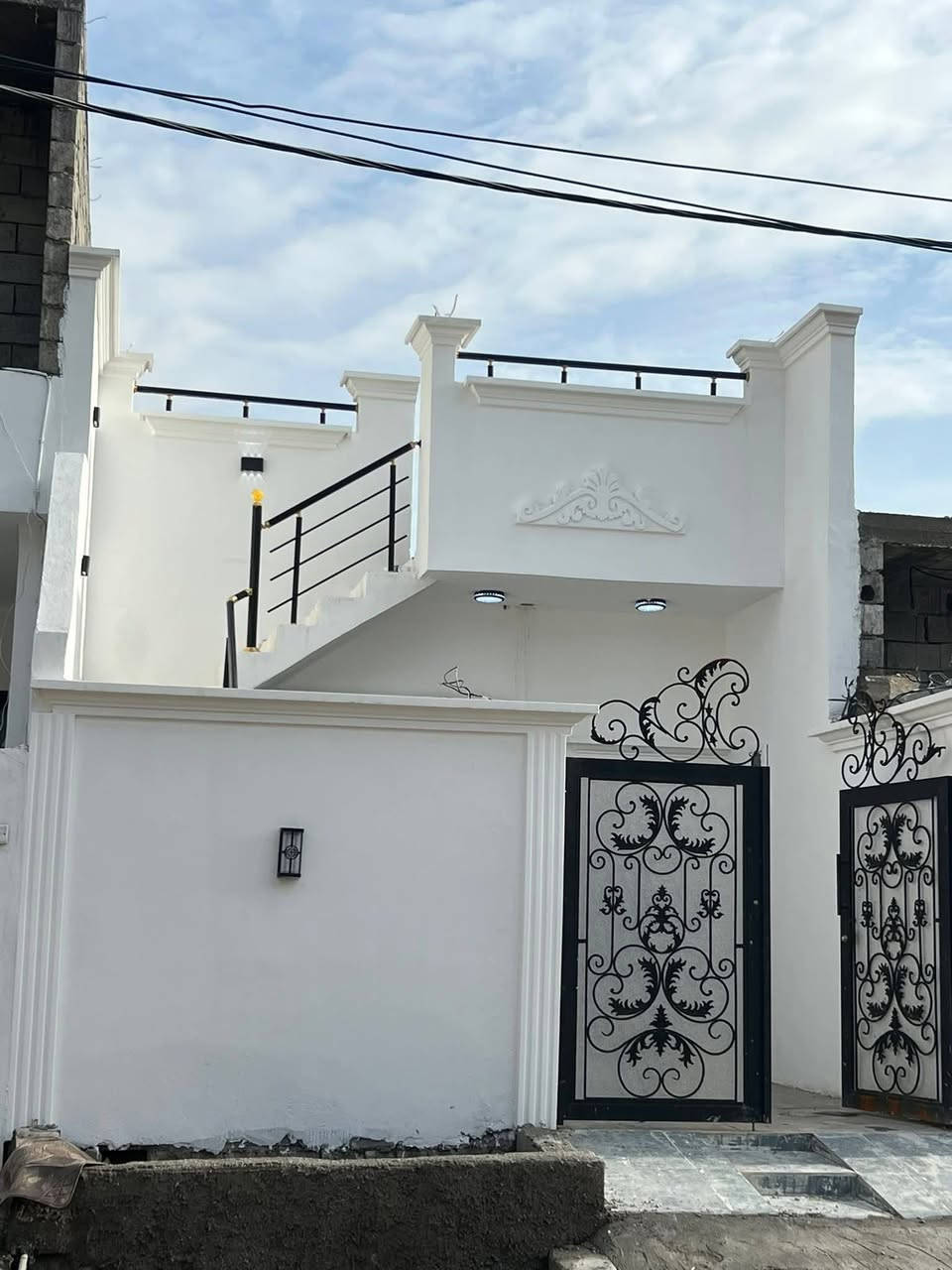 السلام عليكم دار للبيع مساح  100متر نضام دكت اناره مخفيه وجهيه فلين موقع الدار كركوك حي بدر فرع مول حسين سادس فرع  السعر  41 اوبيه مجال الاستفسار الاتصال ***********
