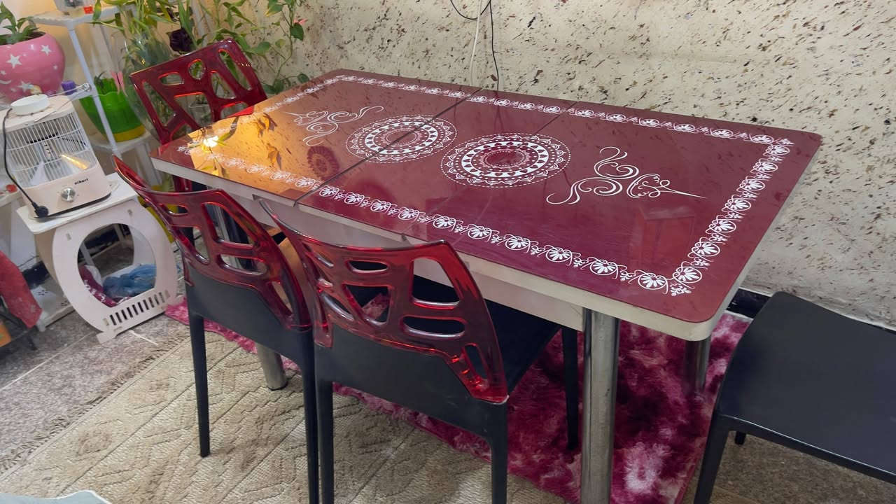 ميز طعام مع اربع كراسي
سعر: 125.000 الف 
للاتصال: *********** متوفر واتس اب
(***********) متوفر واتس اب فقط
