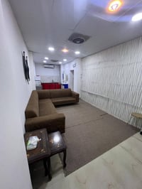 شبابية مؤثثة • غرفة وصالة • شامل كهرباء وماء