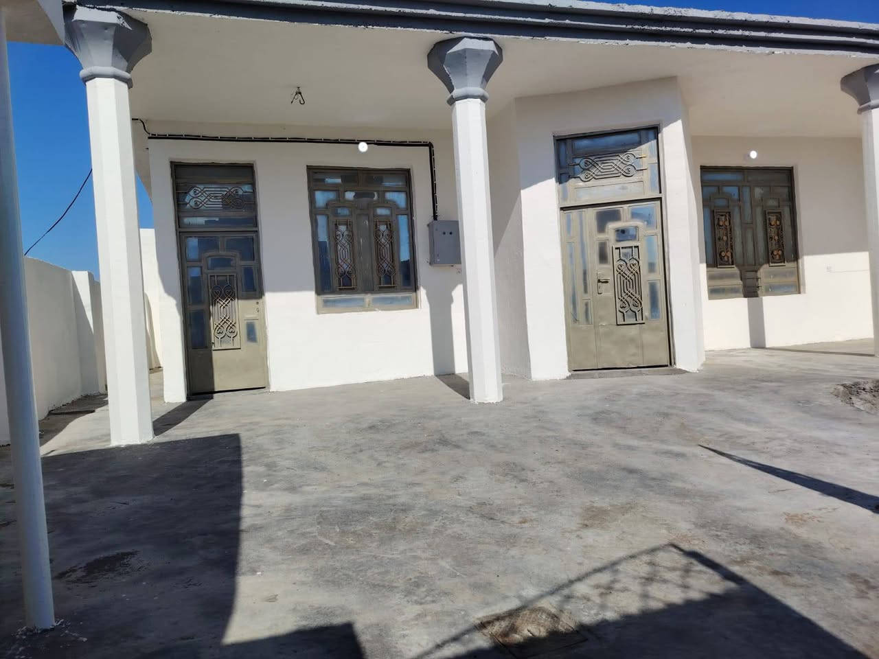 #دارـللبيع 🏦
#بسعرـمناسب 

دار للبيع 
⛔ السمحة 286 متر 
⛔ الموقع : ديالى المقدادية بلور العربنجية 
⛔الدار متكون من إستقبال ومطبخ وثلاث غرف نوم  وكراج وحديقة 
⛔سعر كلش مناسب لمن يبحث عن دار كبير وسعر مناسب 

✔️ للتواصل مع : ***********
