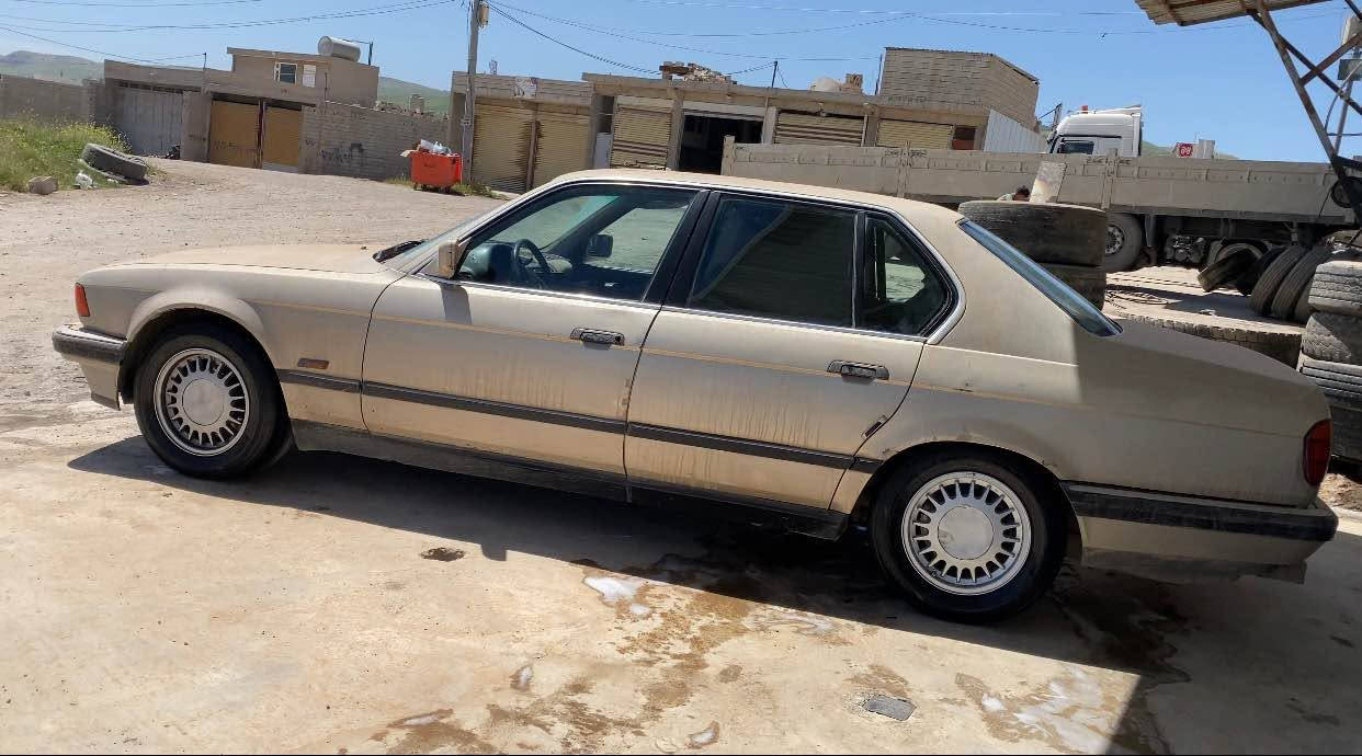 سەرەتا بەناوی خوای گەورە BMW 735بۆفرۆشتن سەیارەکە زۆر جایزەو پێشو دوای تازە داگیراوە فلنجەو تاقم بانسی پێشەوە حەفتەیەکە گۆراوە کارەبایو گێچی بەنزینو حەماوەی هەموی ئیش دەکات گێری تۆماتیکە گێرومەکینە بەشەرت کارەبای نقوستانی نیە  تەبریت وگەرمی بەشەرت شاشە ئایپاتو کامێرایە تایەکانی تازەیە  سەیارەکە کراوە بە غاز لە شەریکەی قەیوان بێکێشەو مازبوتە واتە غاز و بەنزینە  سەیارەکە سەنەویە بەس سەنەویەکەی ون بوە رەقەمی ساحێب سەنەویشم لایە دەتوانی خکت بە پارە لەگەڵی رێک بکەویت بۆت دەکات بە رەقەم من بە علوج دەیفرۆشم تاقەتی سەر ئێشەم نیە کۆدم بۆ کردوە بە ناوی خۆمەوەیە کۆدەکەی هەموو گیانی بە شەرت ئەدەم هیچ شتێکی دەستکاری نەکراوە بۆیاخی یەک چەمەلغی بۆیاخی هەیە بەس کالبونەوەی هەیە  ژ.م*********** السليمانية, العراق
