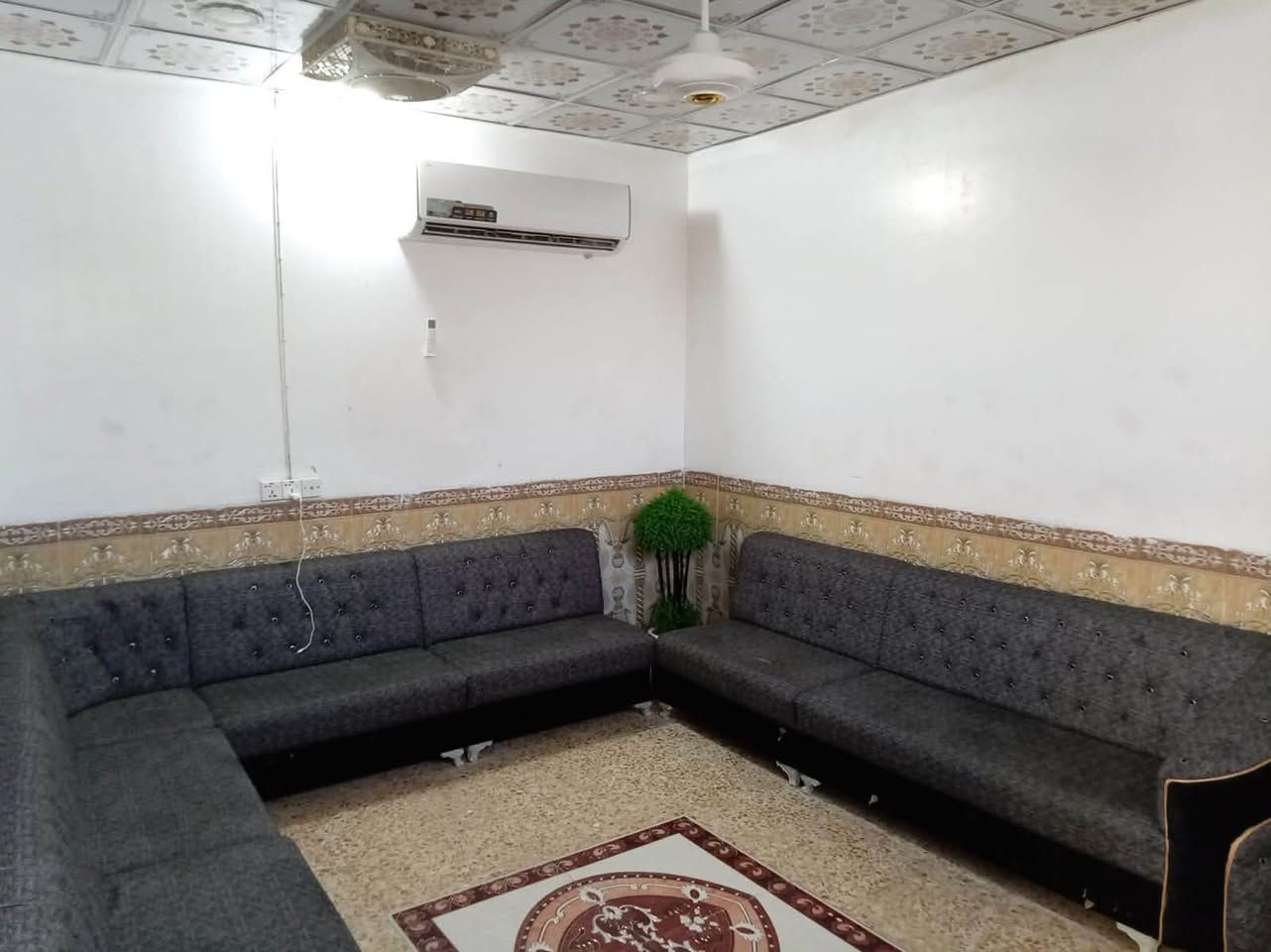 بيت تجاوز للبيع مساحه 150 ستقبال وصحيات خارجيه وغرفتين وصاله وصحيات داخليه مكان الشهداء الموطفين القائم رقم ‭0781 312 6525‬
