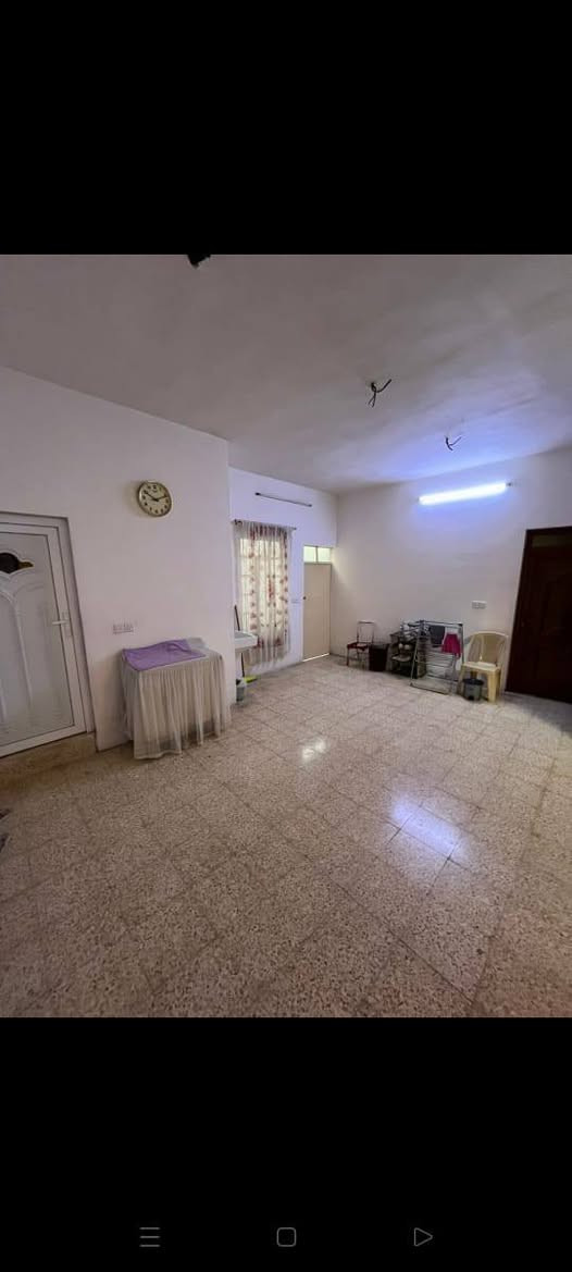 ⸻

🏡 للبيع بيت سكني طابقين – الموصل / حي الزهراء 🏡

📍 الموقع: الموصل – الجانب الأيسر – حي الزهراء، المدخل الثاني، المربع الذي قبل جامع حبيبنا المصطفى على اليسار
📐 المساحة: 200 متر
🚪 الواجهة: شمال غربي (جهة الغروب تقريبًا)
🛣️ الشارع: تبليط جديد قبل يومين،
 والمنطقة قيد تطوير حاليًا
، تم إزالة بيوت التجاوز في رأس الفرع
 لبناء مدارس

🏠 مواصفات العقار:
 • طابقين
 .  ٦ غرف نوم ثنين منهم كلش كبار
 •  غرفة استقبال كبيره
 • مطبخ
 • 2 حمام
 • كراج داخلي
 • سطح
 • بيتونة بحجم غرفة نوم+طابق ثاني بناء حديث +كاشي حديث+تم تحديث على الطابق الاول
📄 الطابو: سند رسمي صرف
💡💧 الخدمات: ماء، كهرباء، مجاري متوفرة بالكامل
💰 السعر: 675,000 دينار للمتر (إجمالي السعر: 135 مليون دينار عراقي) – قابل للتفاوض للجادين

📞 للاستفسار والتواصل:
 *********** /  ***********
