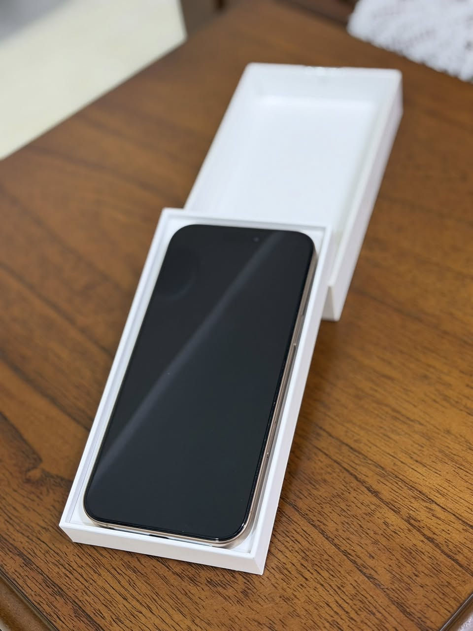 آيفون 16 
ذاكرة 256 
بطارية 100 مشحون 61 مرة 
***********
