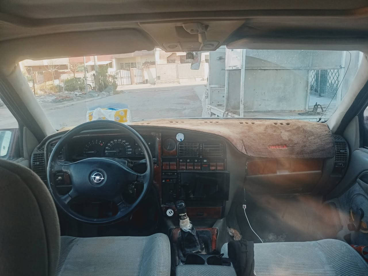 سلام عليكم 
أوبل اوميكه موديل 91 محرك 20،بيها ضربه جاملغ الامامي ،مابيها دفتر بنزين ،كير محرك اكسل بشرط ،كير عادي .كهربائيات كلها شغاله بشرط ،و السنويه منتهي من2021 .للاستفسار الاتصال على الرقم ***********. ***********.   
مكان كركوك 
سعر 25وبيها مجال
