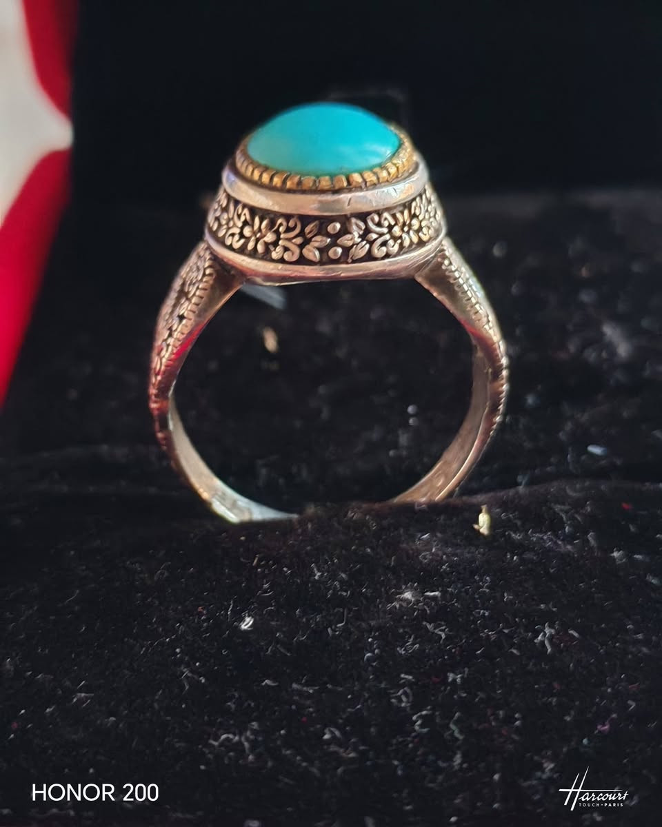 السلام عليكم #نيشابوري للبيع صافي ازرق. لب ثلاث محابس. للبيع التواصل خاص. موجود توصيل بغداد ***********
